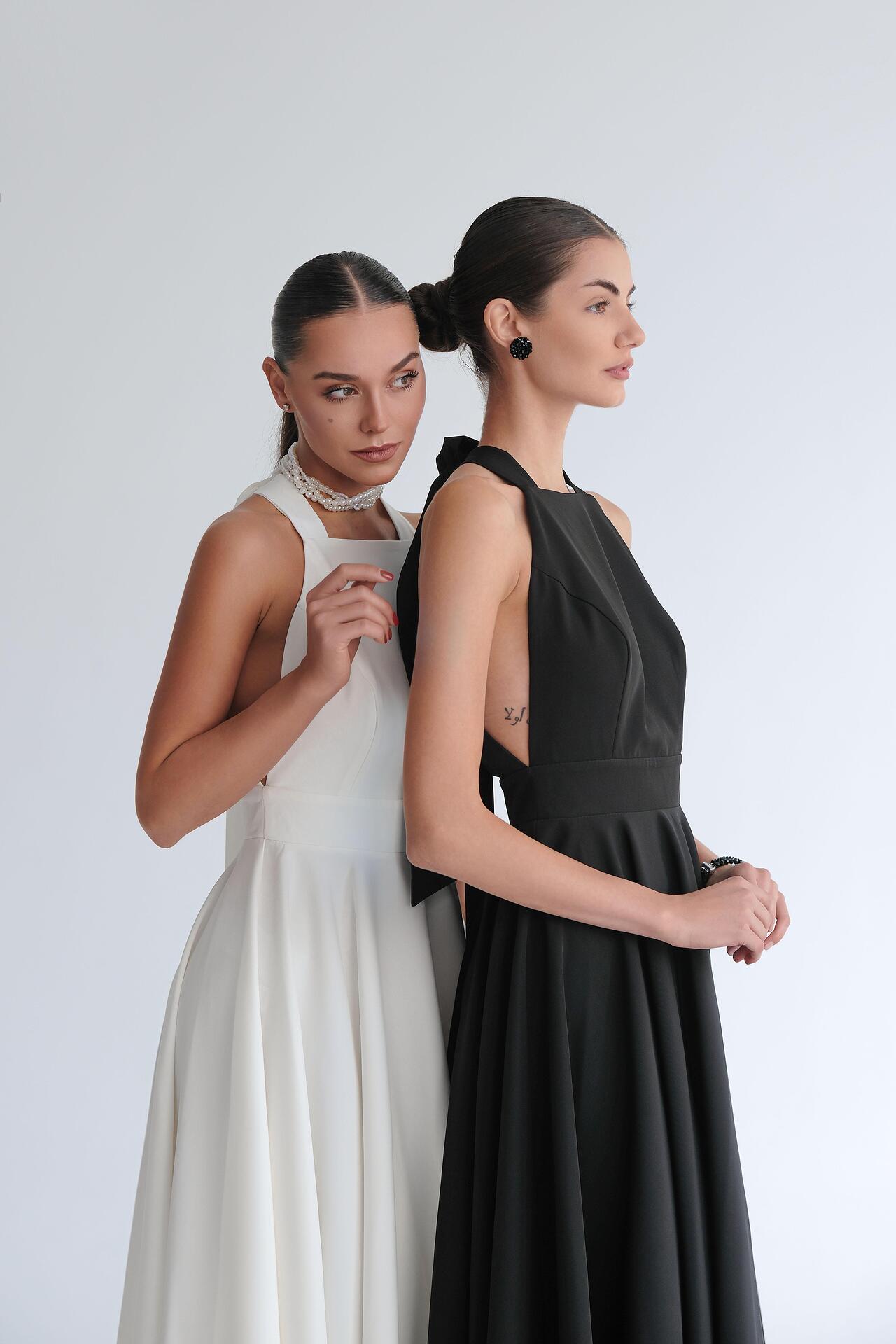 Classic long dress in black: Reverie
