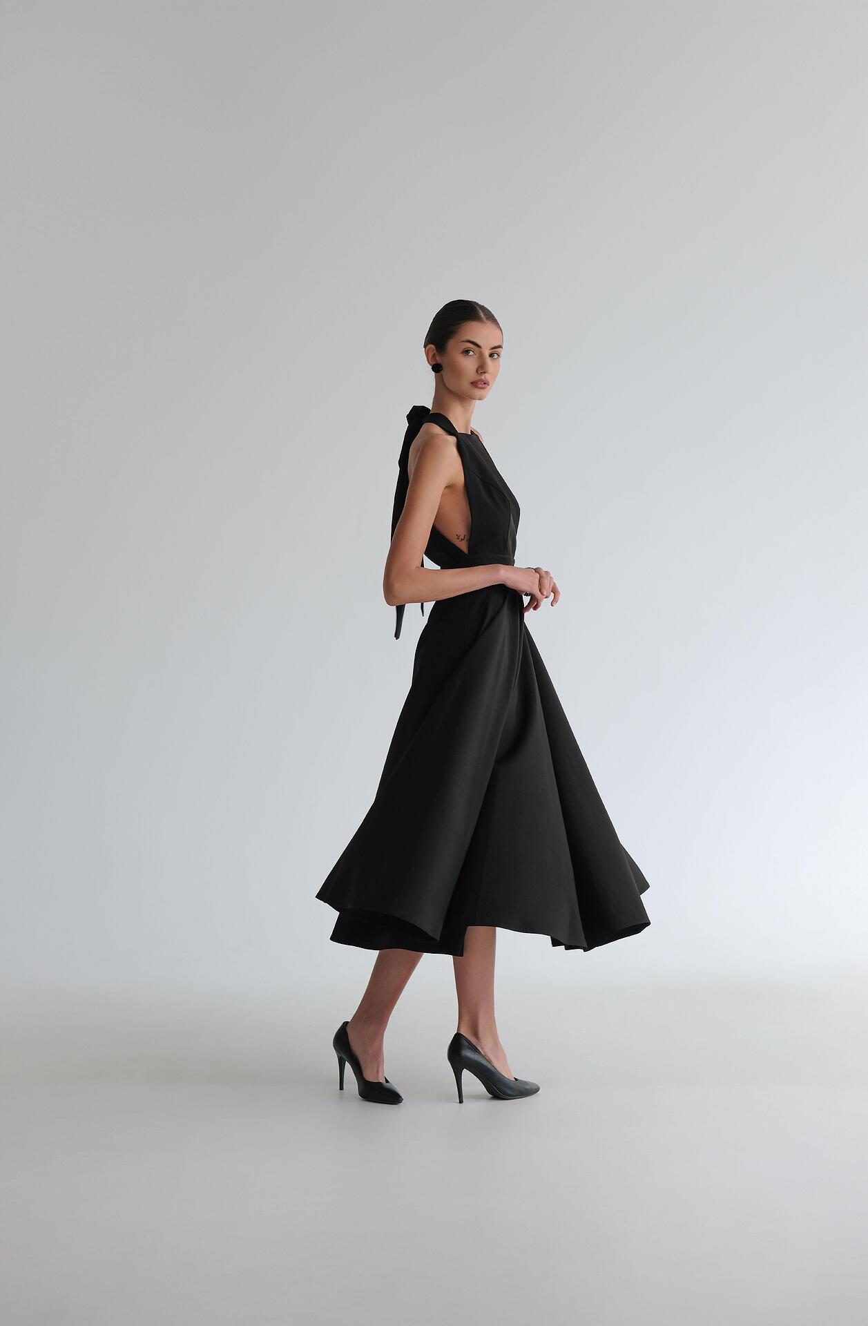 Classic long dress in black: Reverie
