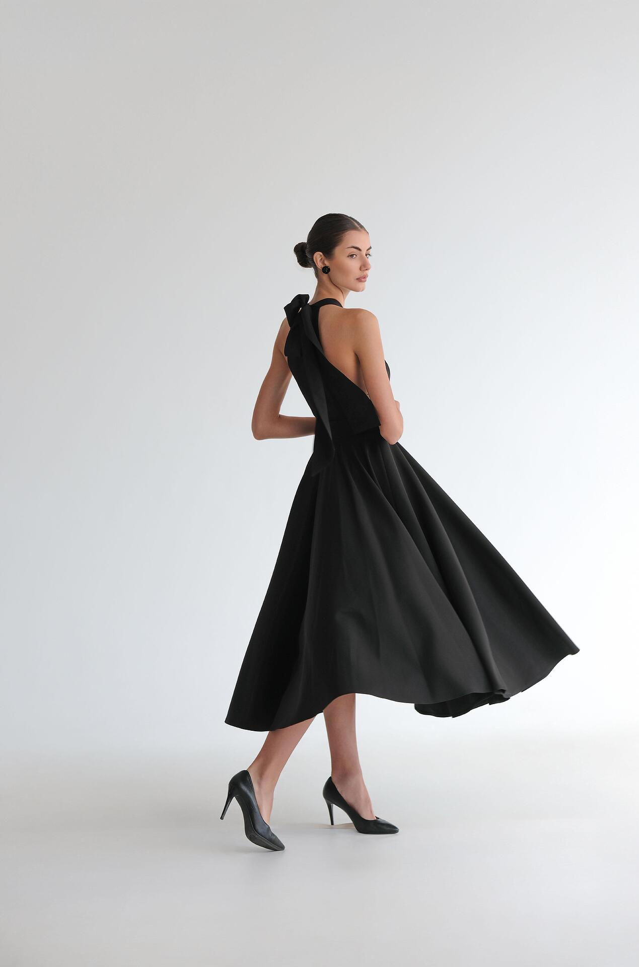 Classic long dress in black: Reverie