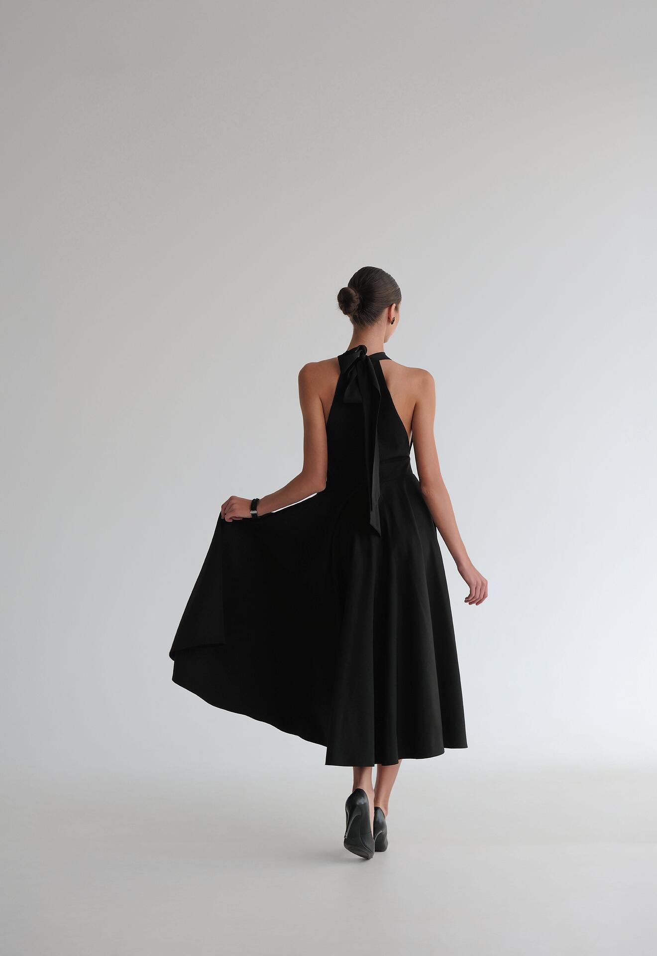 Classic long dress in black: Reverie