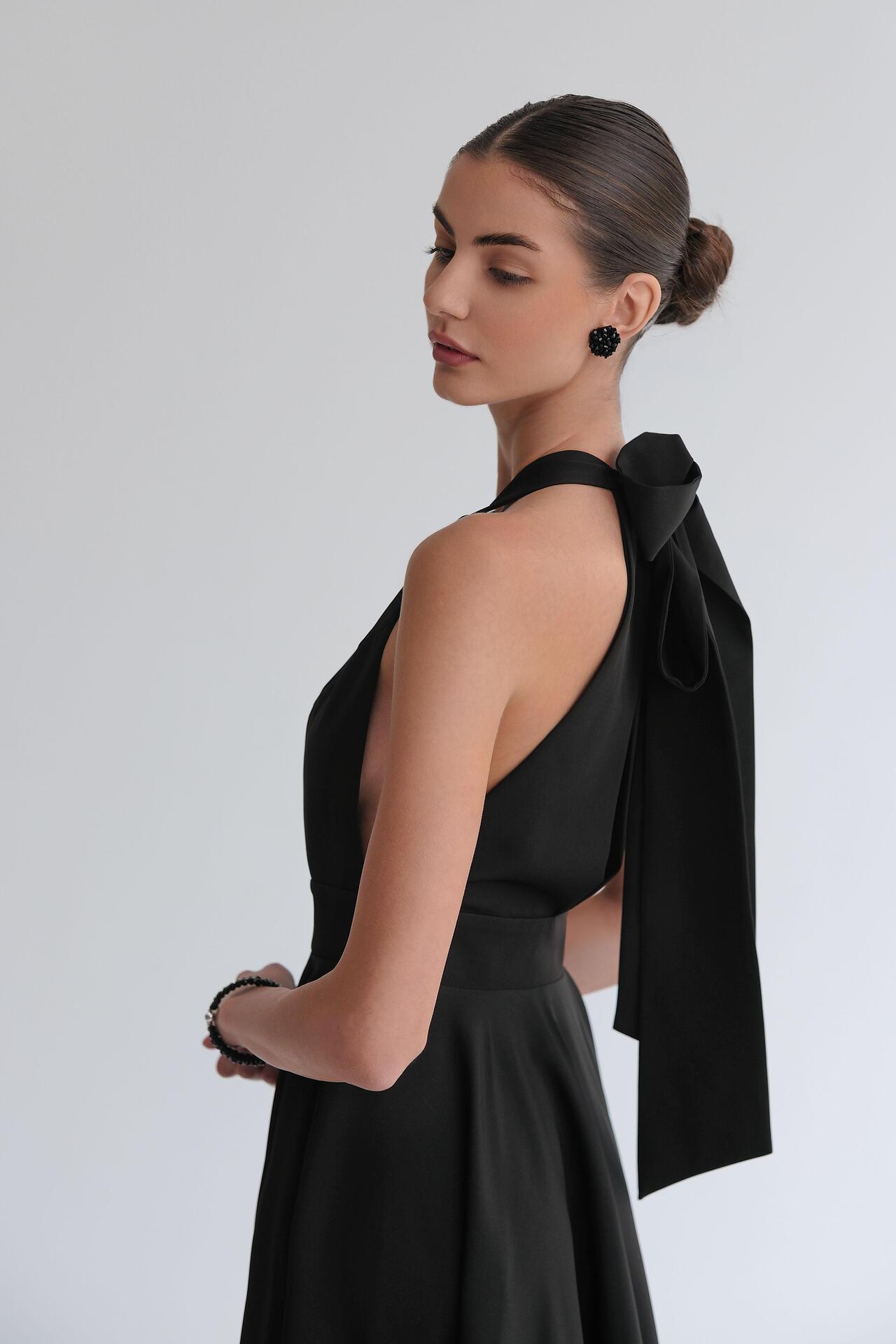Classic long dress in black: Reverie