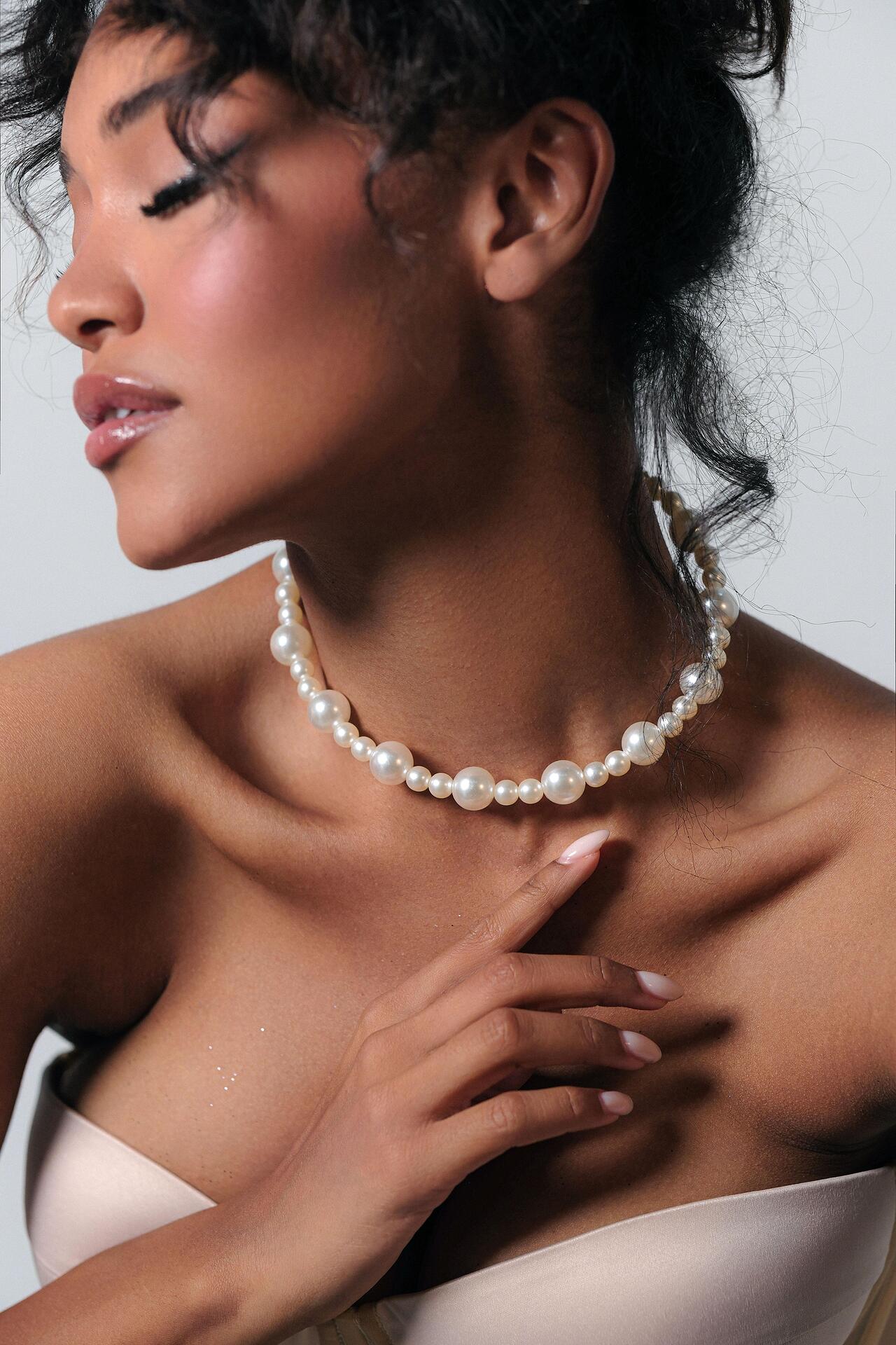 Pearl necklace: Be Milady