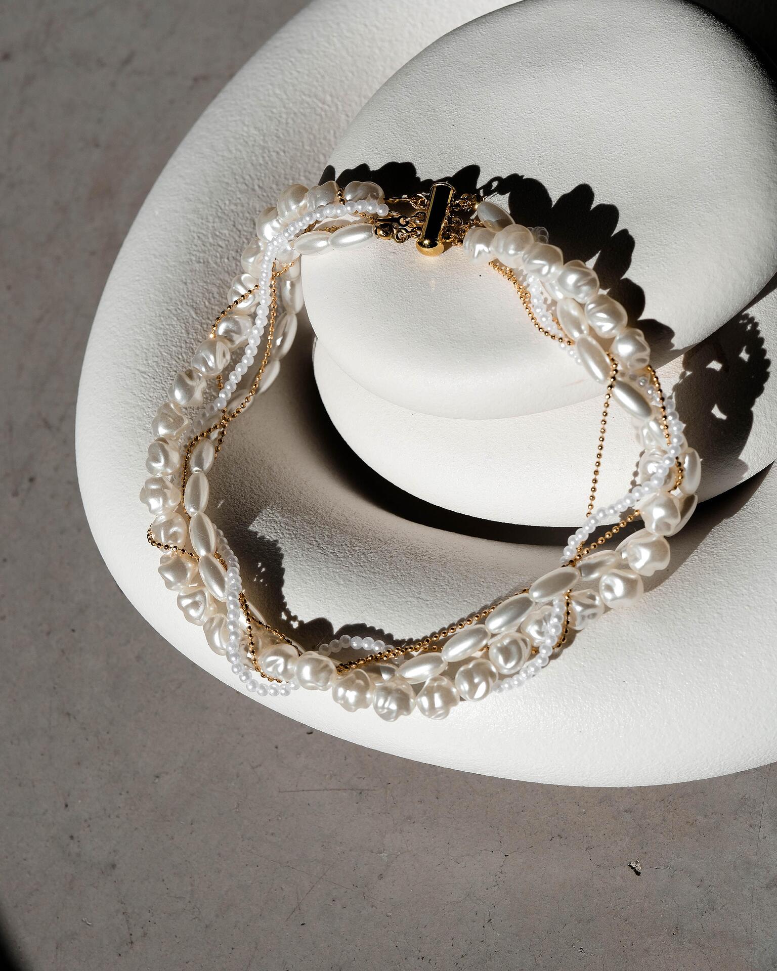 Pearl necklace: Gold and Pearl