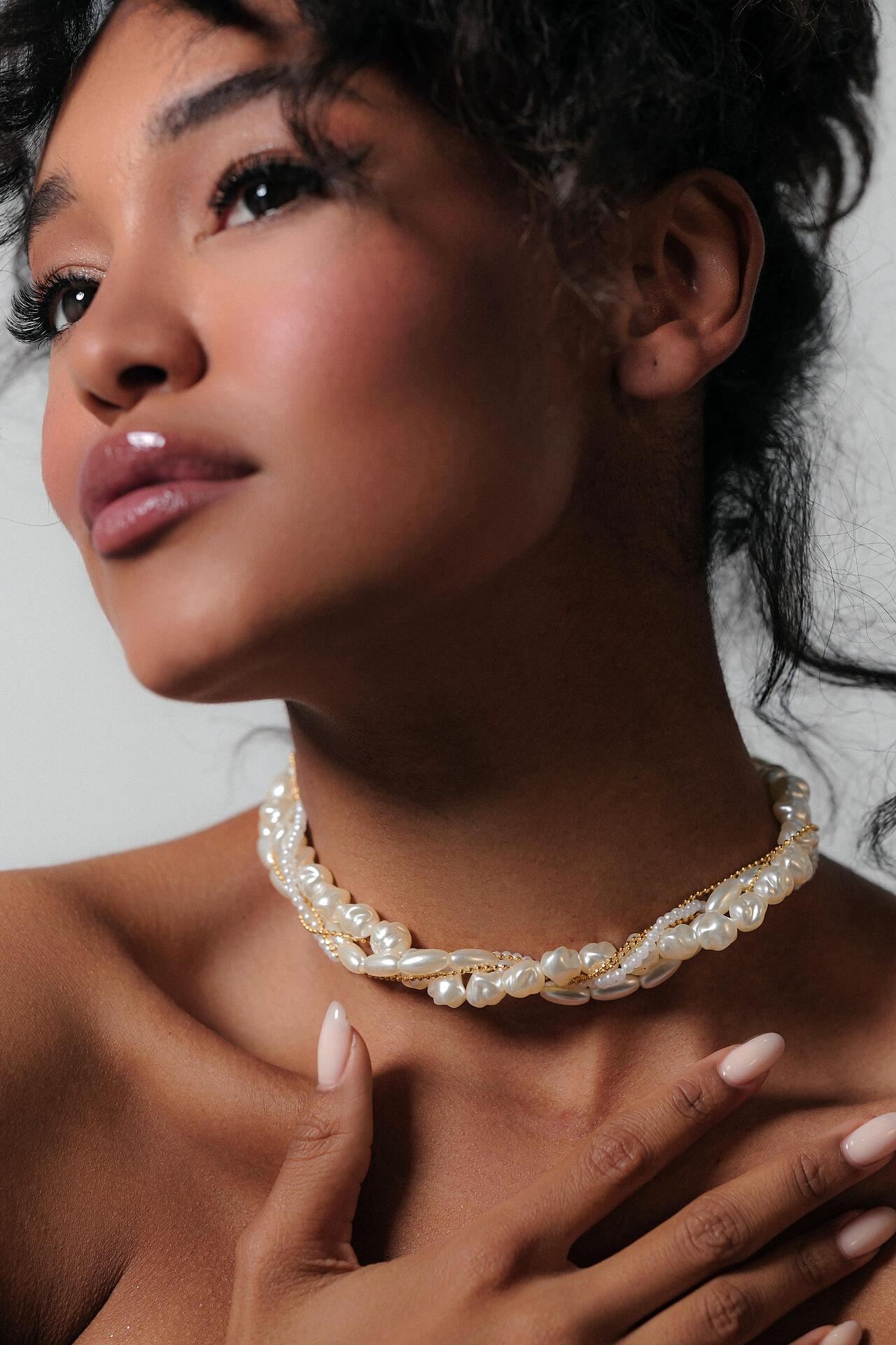 Pearl necklace: Gold and Pearl