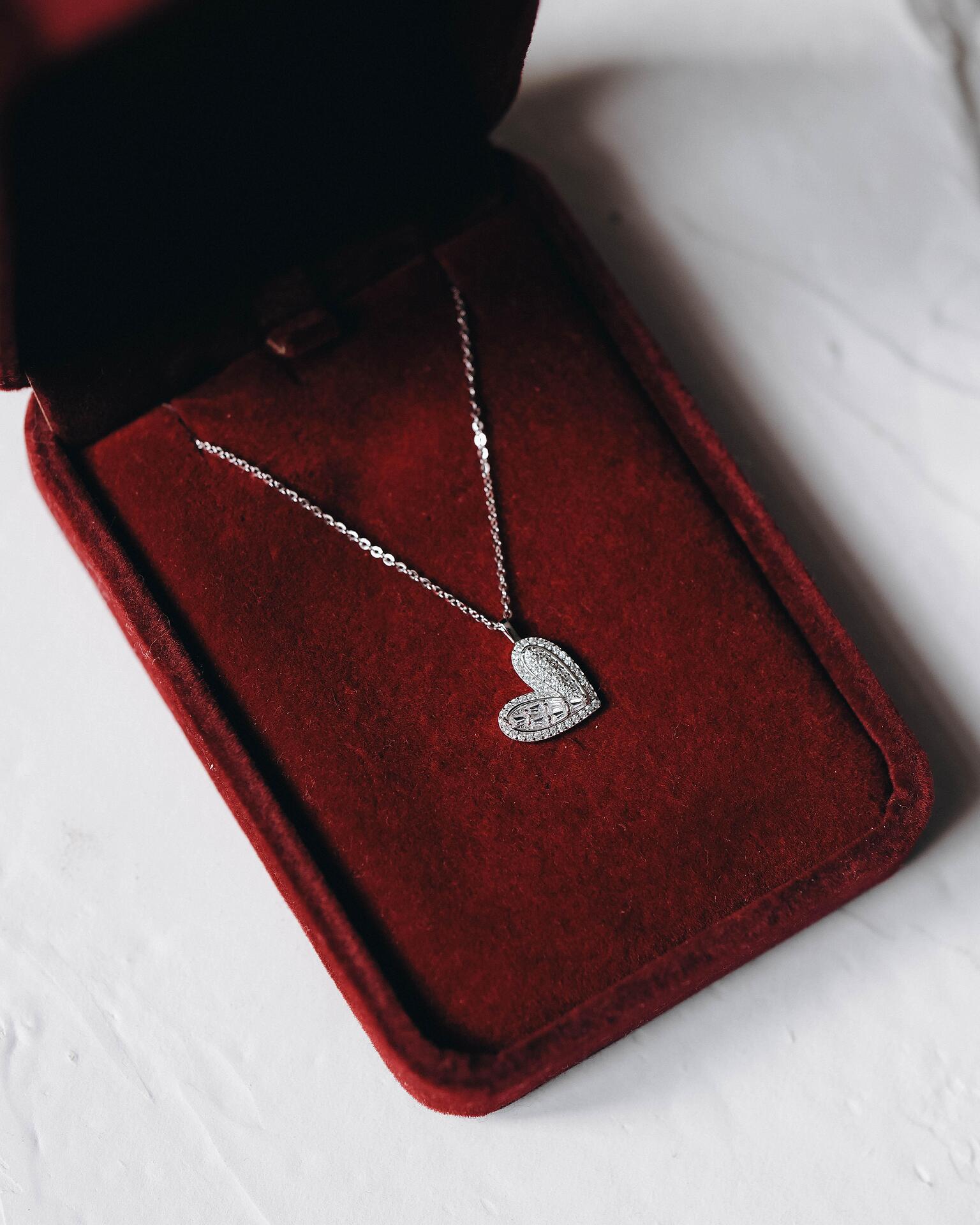 Heart pendant necklace: Lovely