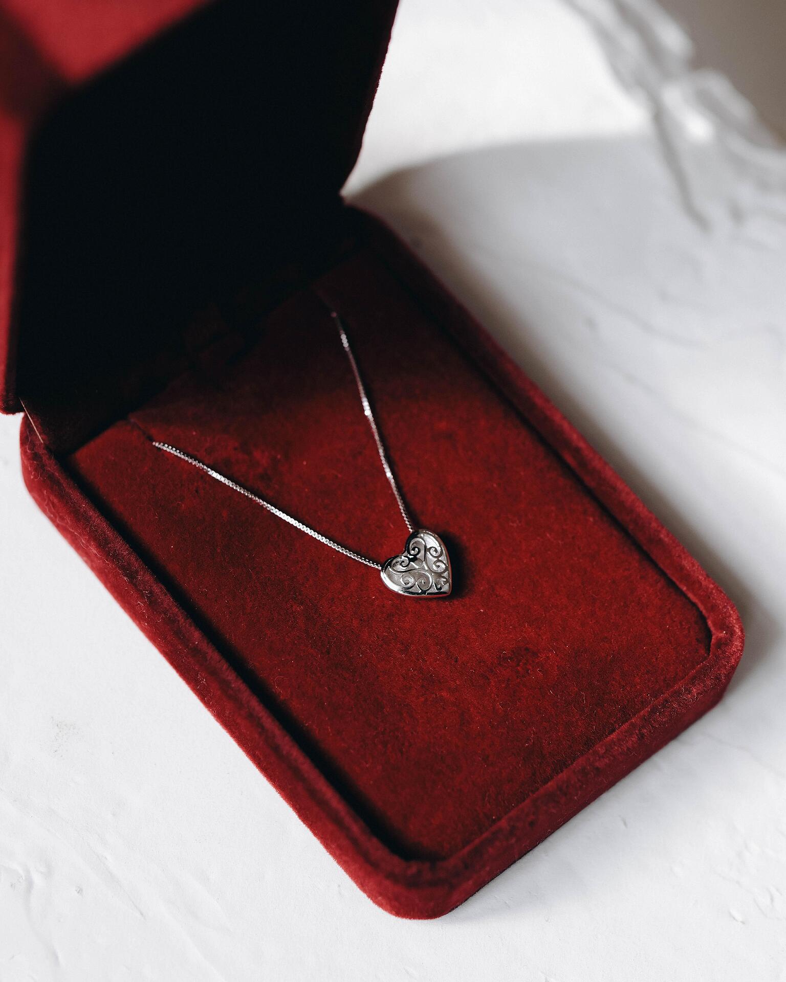Heart pendant necklace with engraved elements: Lovely
