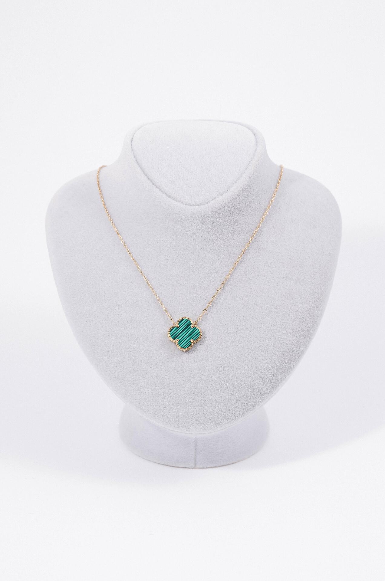 Necklace with a clover-shaped pendant 