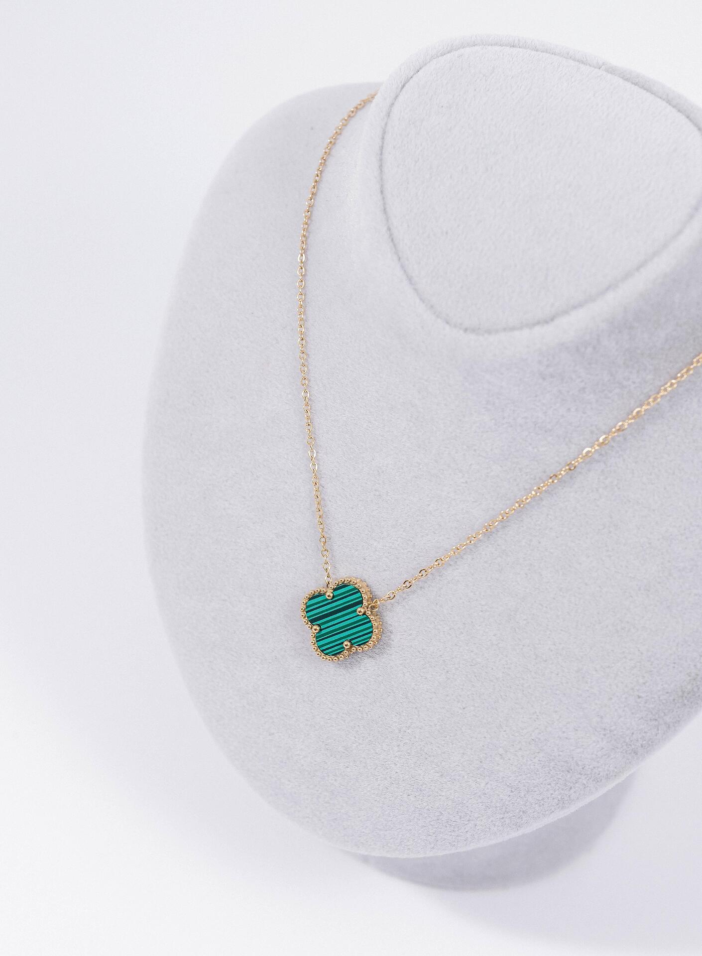 Necklace with a clover-shaped pendant 