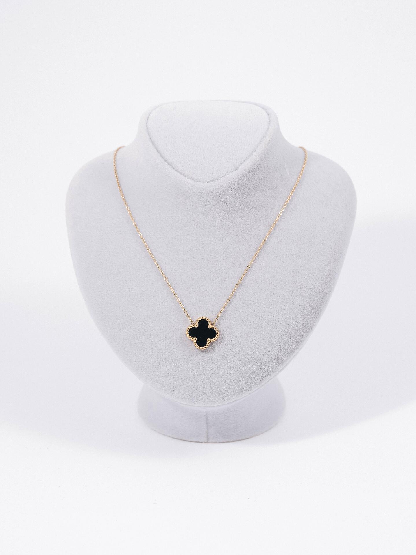 Necklace with a clover-shaped pendant 
