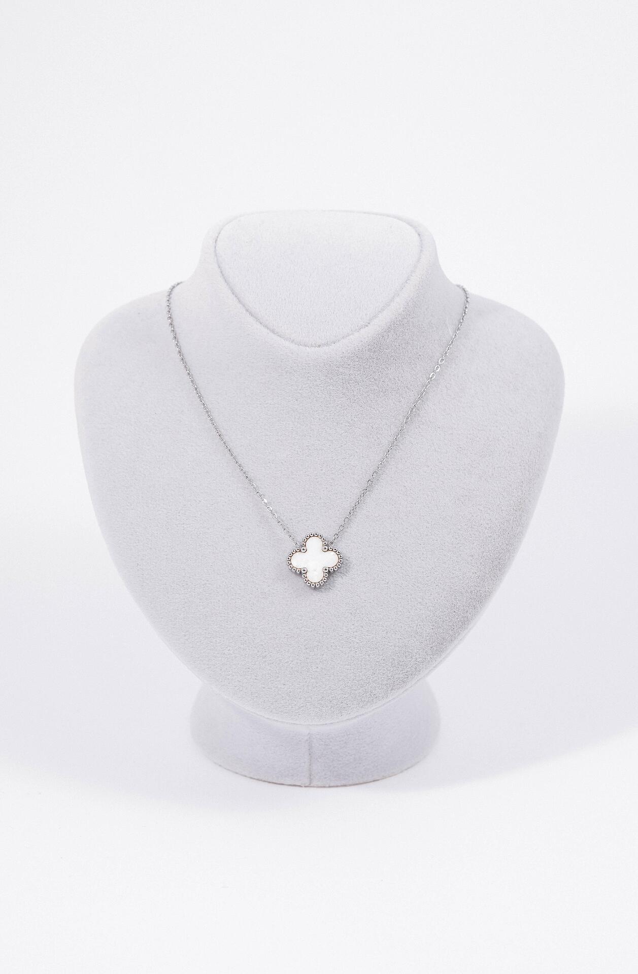 Necklace with a clover-shaped pendant 