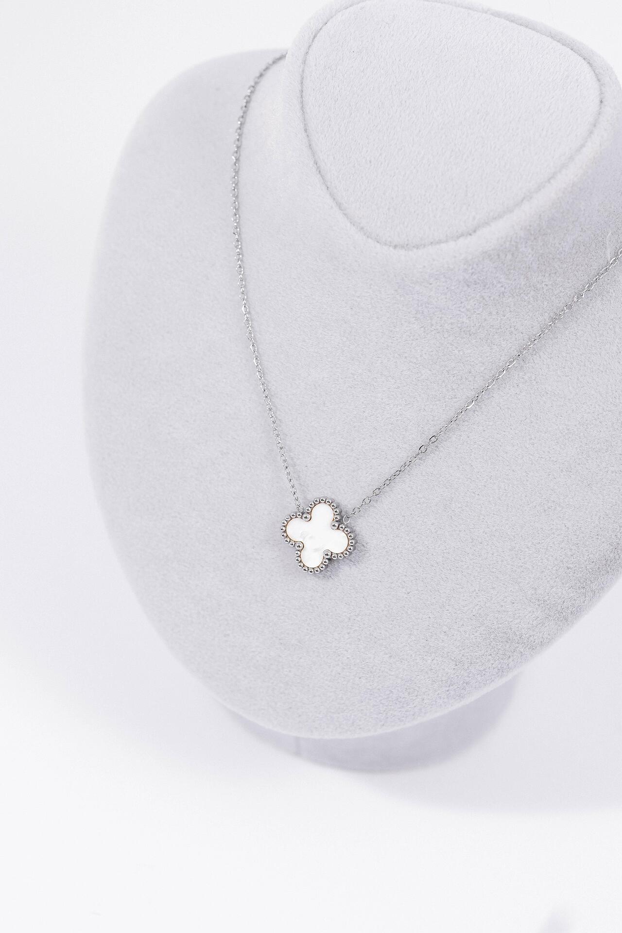 Necklace with a clover-shaped pendant 