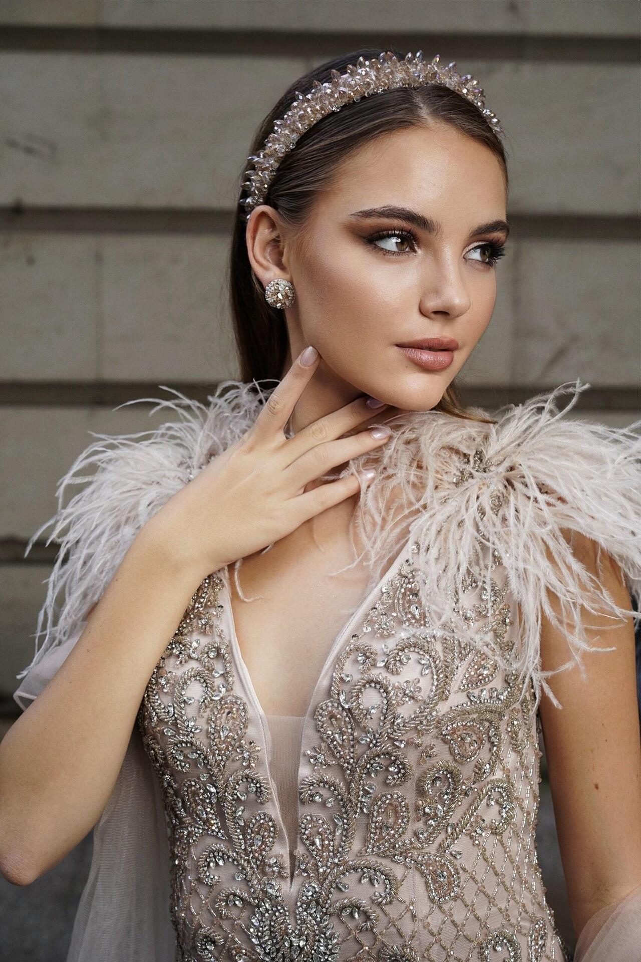Set: Beige Tiara and Earrings