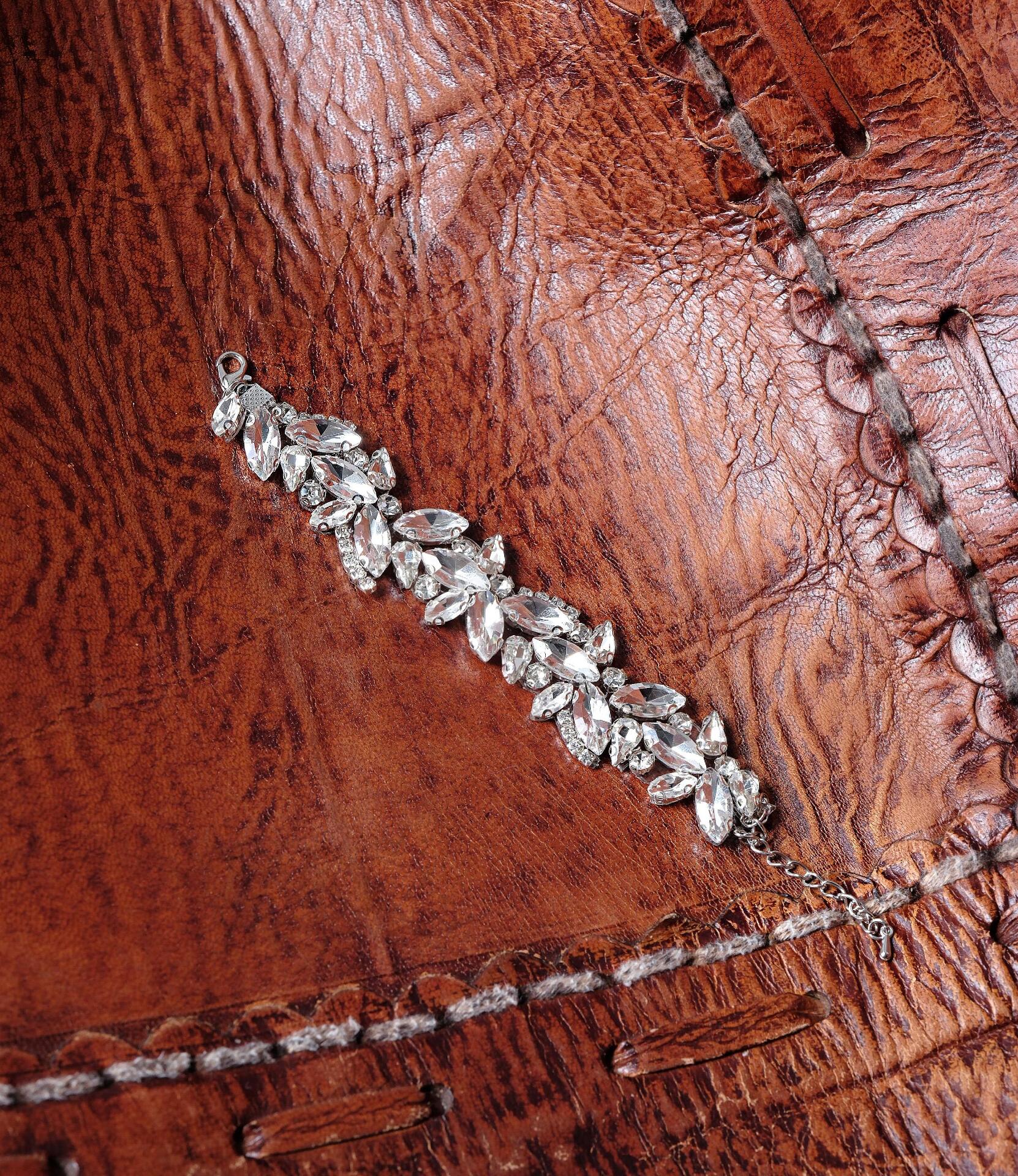 Necklace (choker) and bracelet set with stones