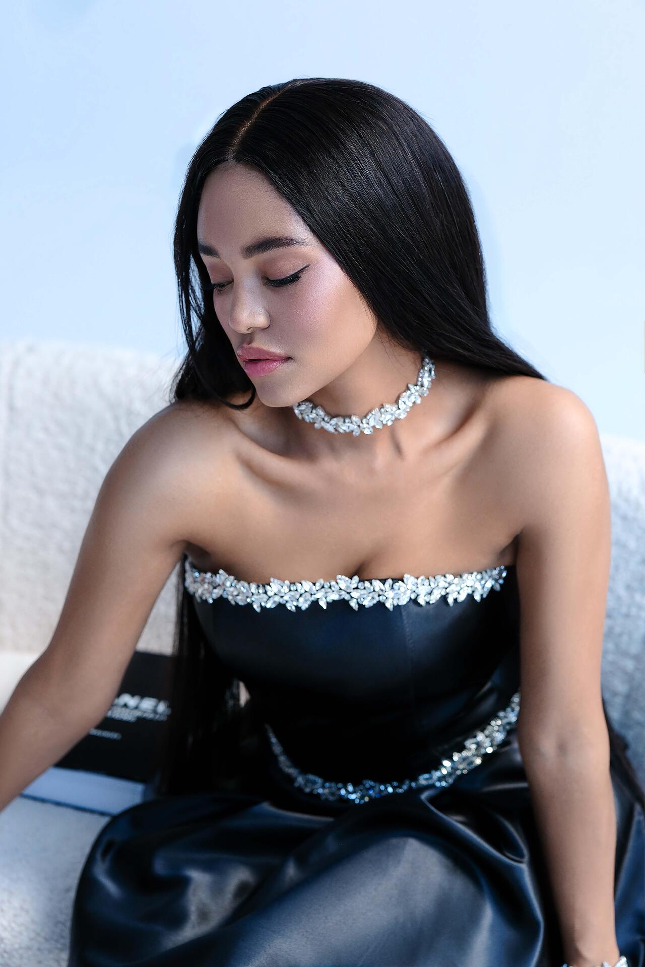 Necklace (choker) and bracelet set with stones