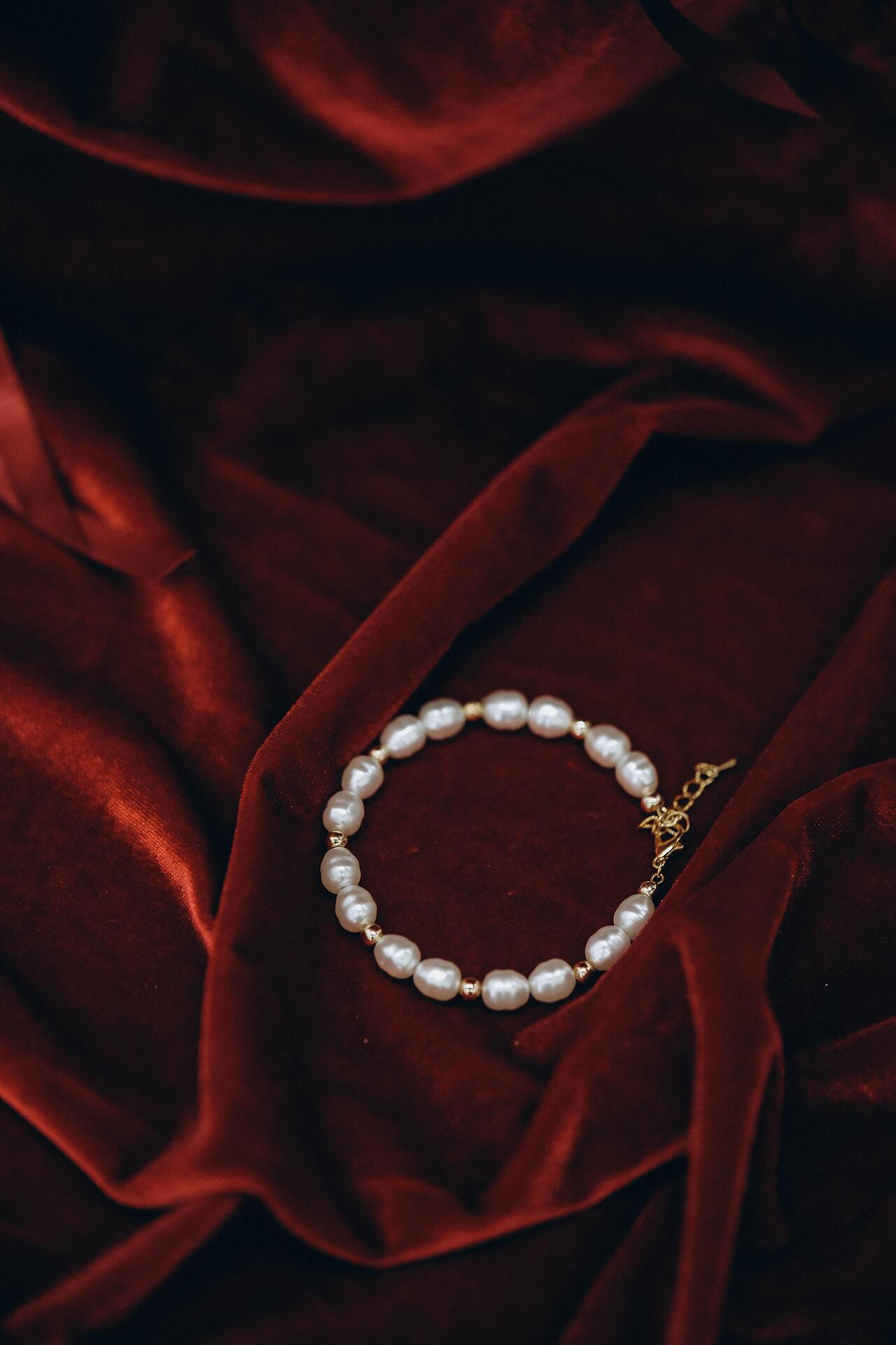 Pearl necklace and bracelet set 