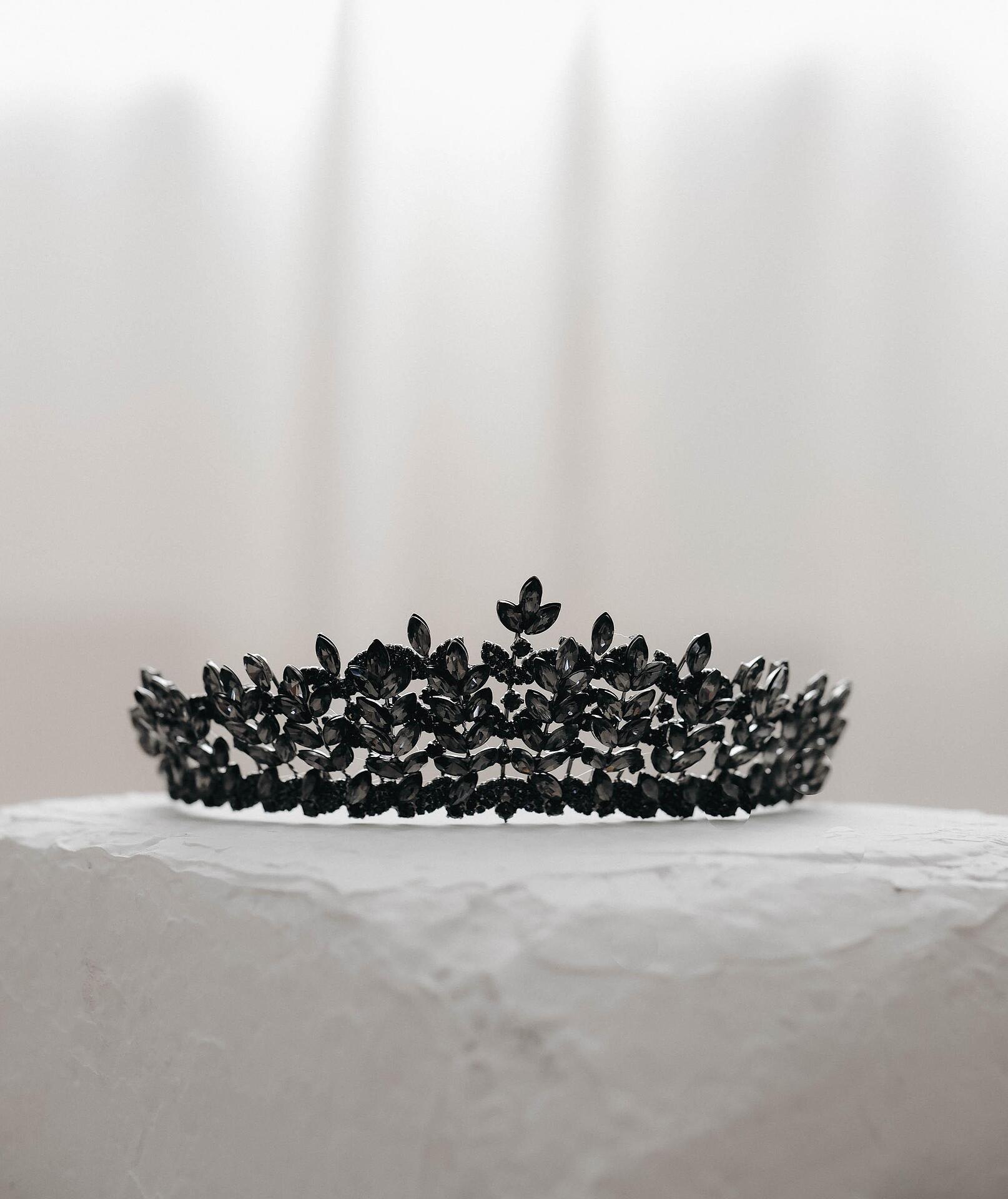 Crown: Laura 