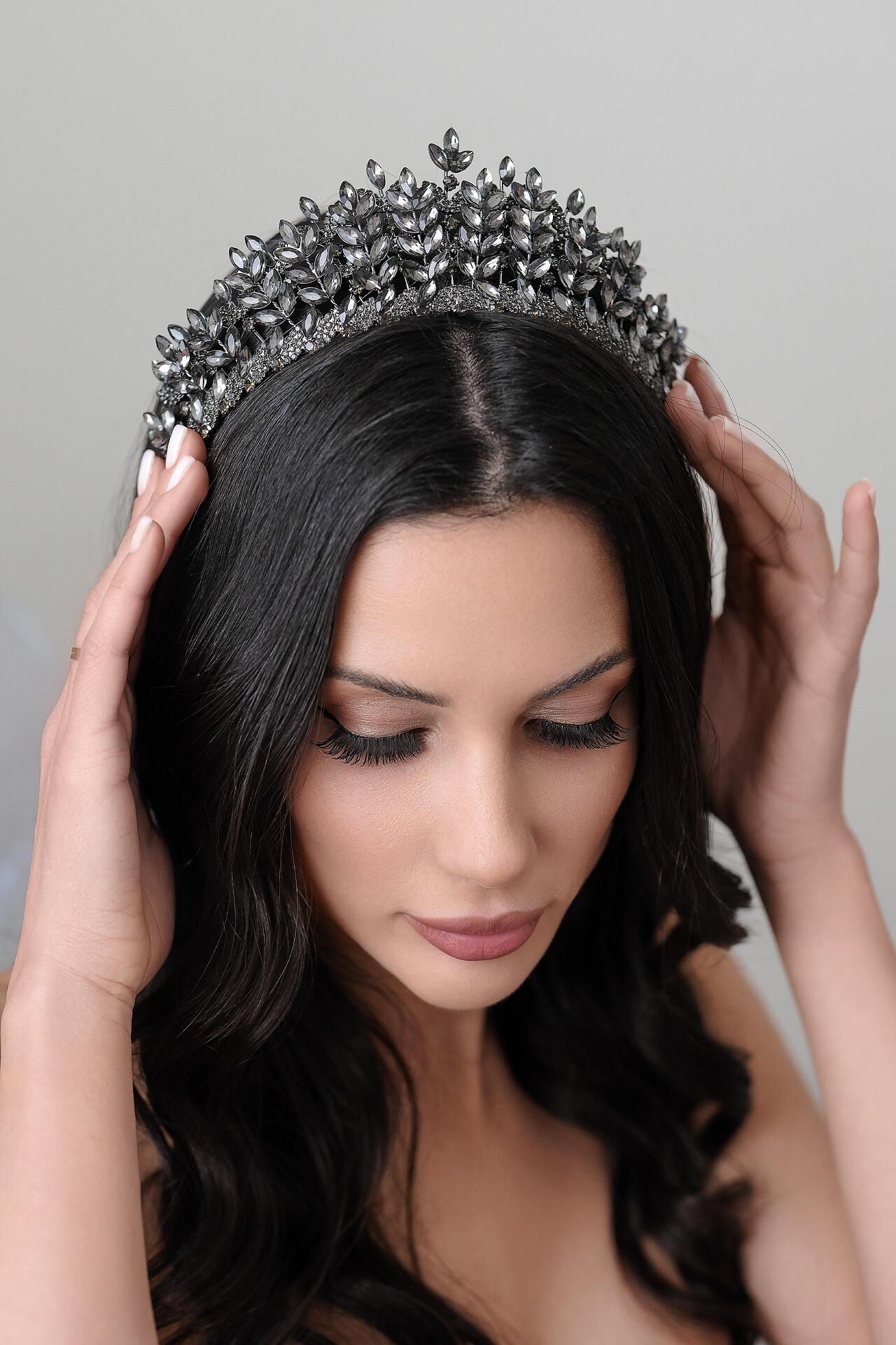 Crown: Laura 