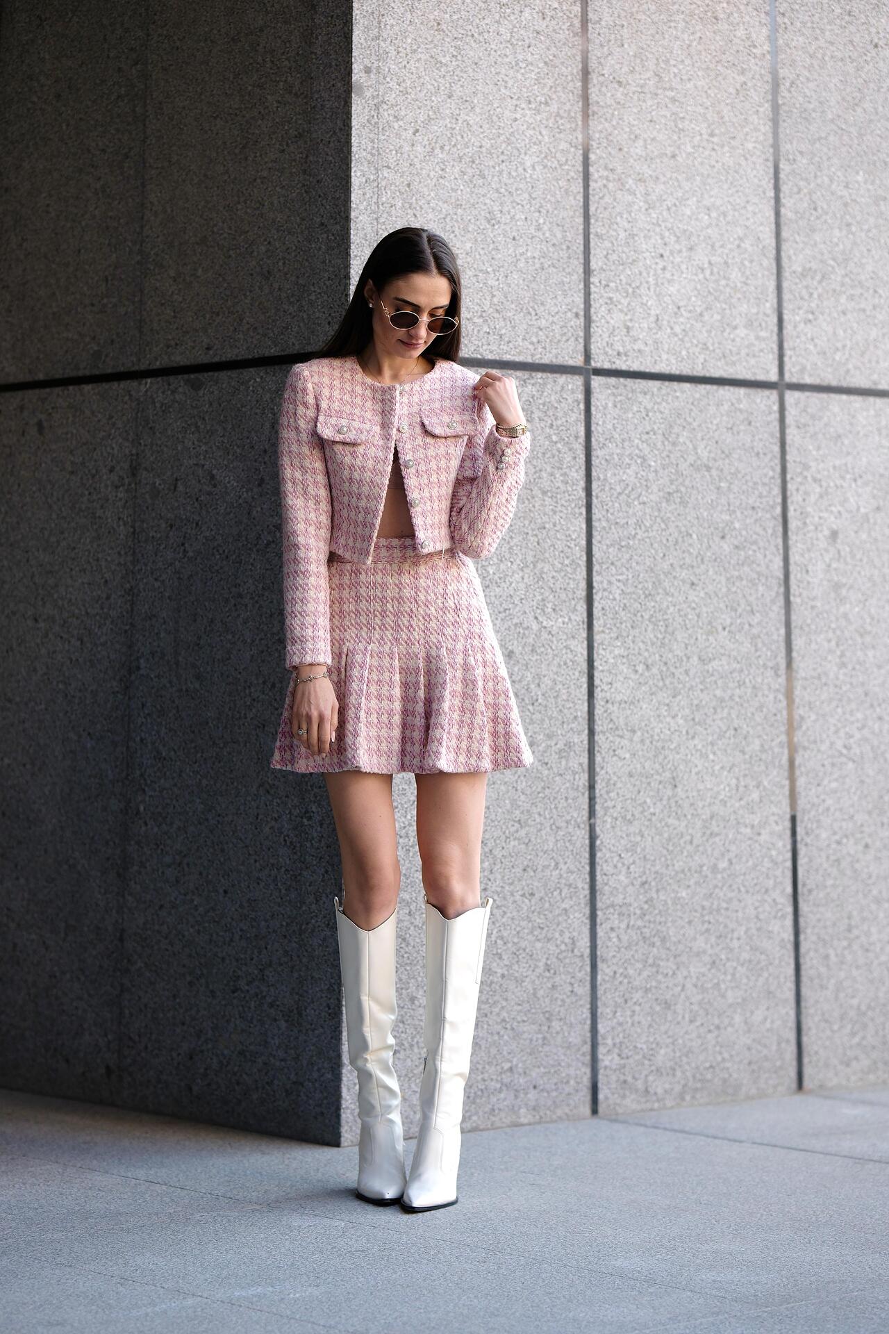 Boucle suit: Elizabeth