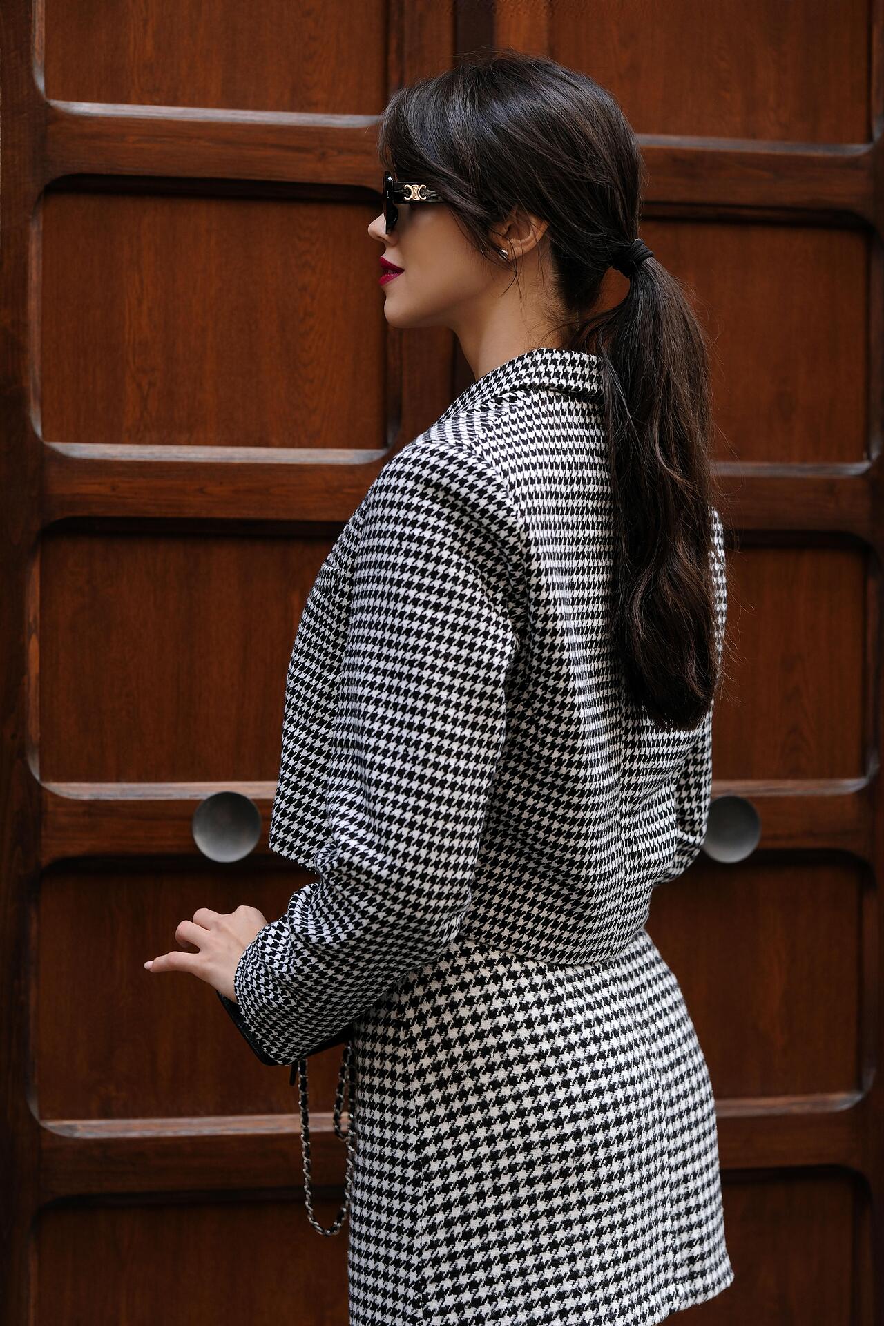 Two-piece suit in black and white: Natali