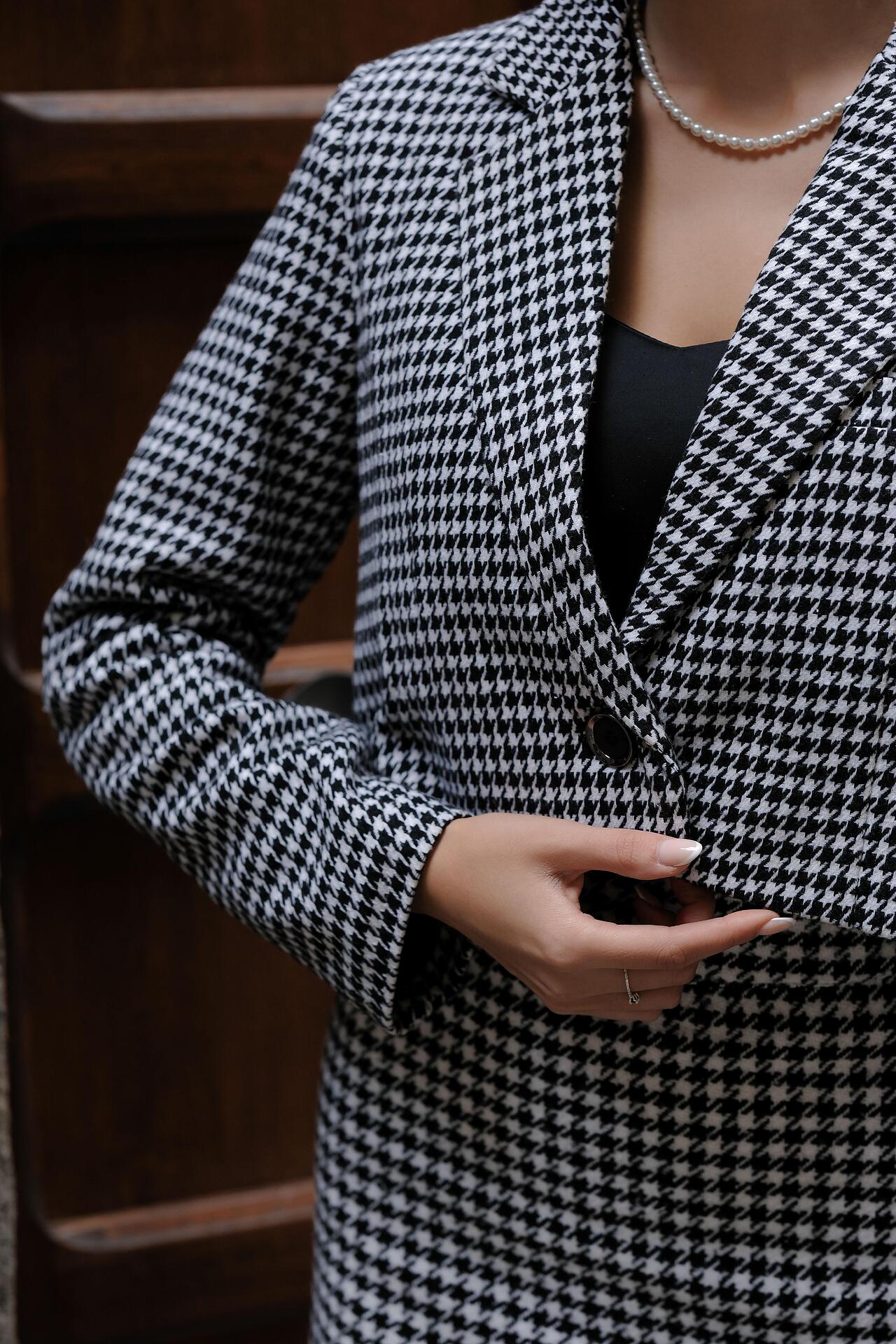 Two-piece suit in black and white: Natali