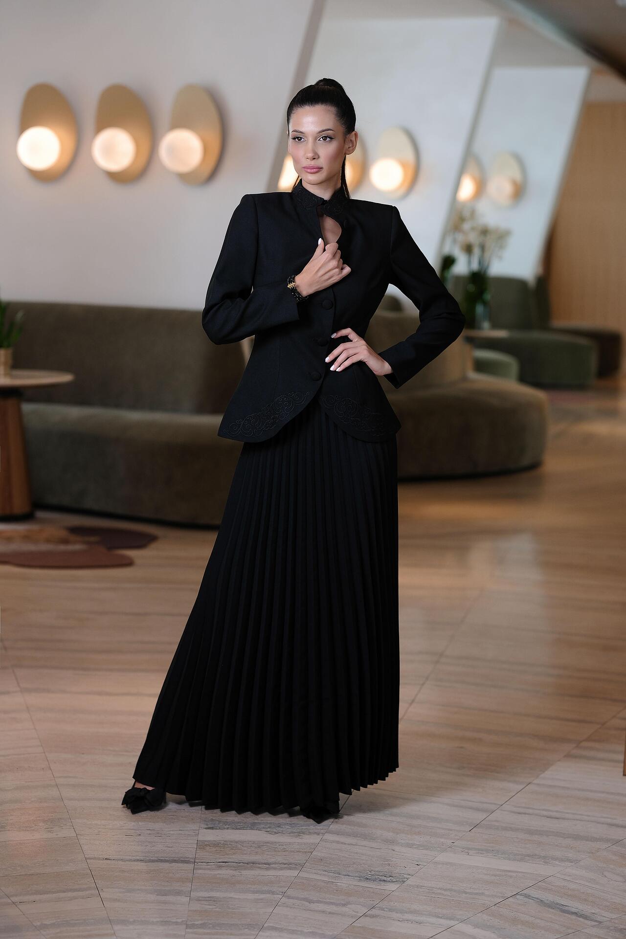 Two-piece suit in black: Regal Harmony