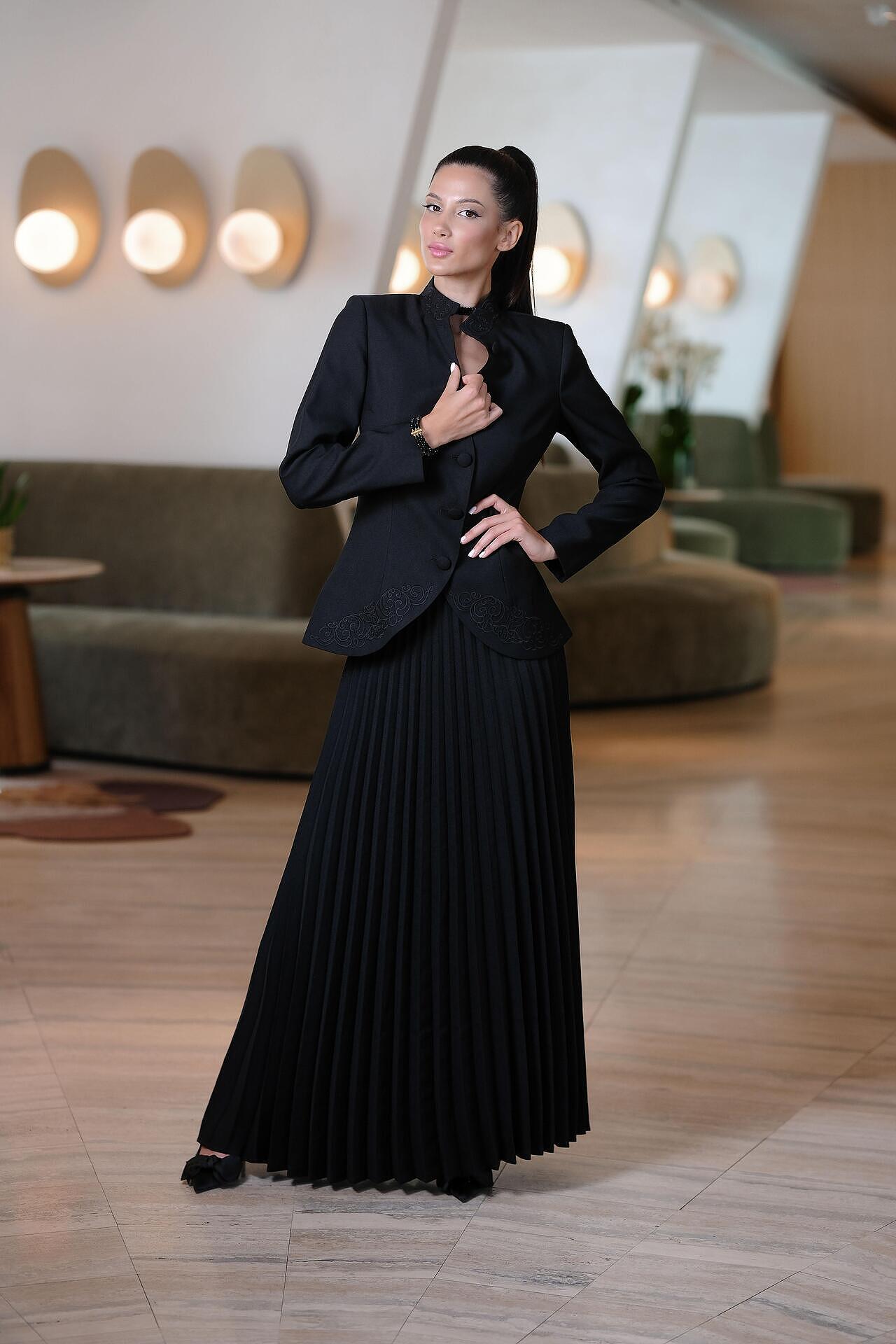 Two-piece suit in black: Regal Harmony