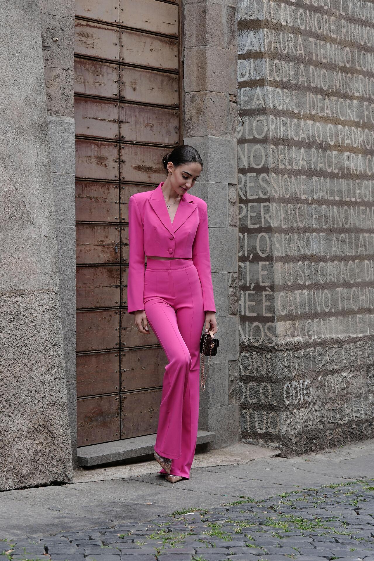 Two-piece suit in pink: Prime