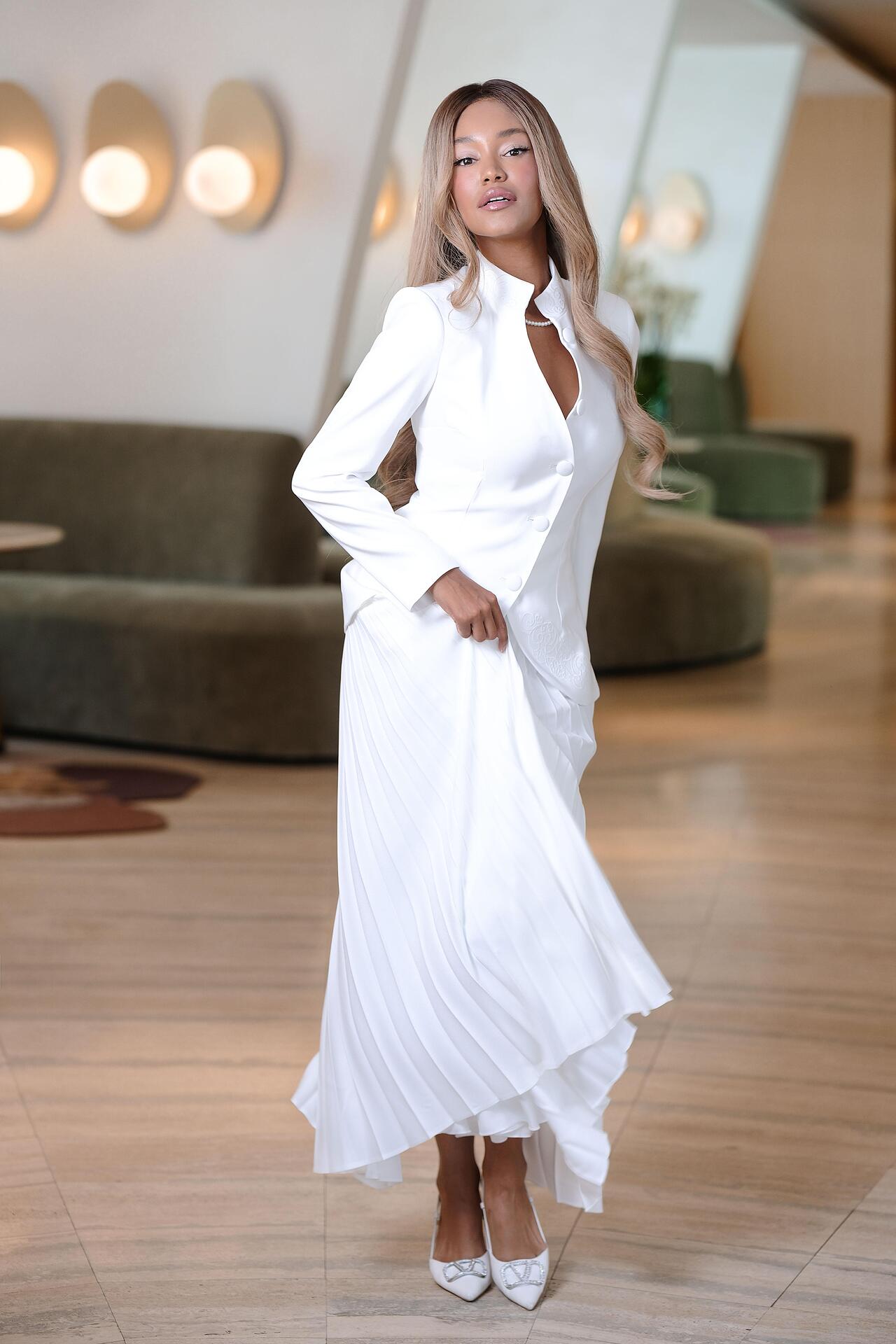 Two-piece suit in white: Regal Harmony