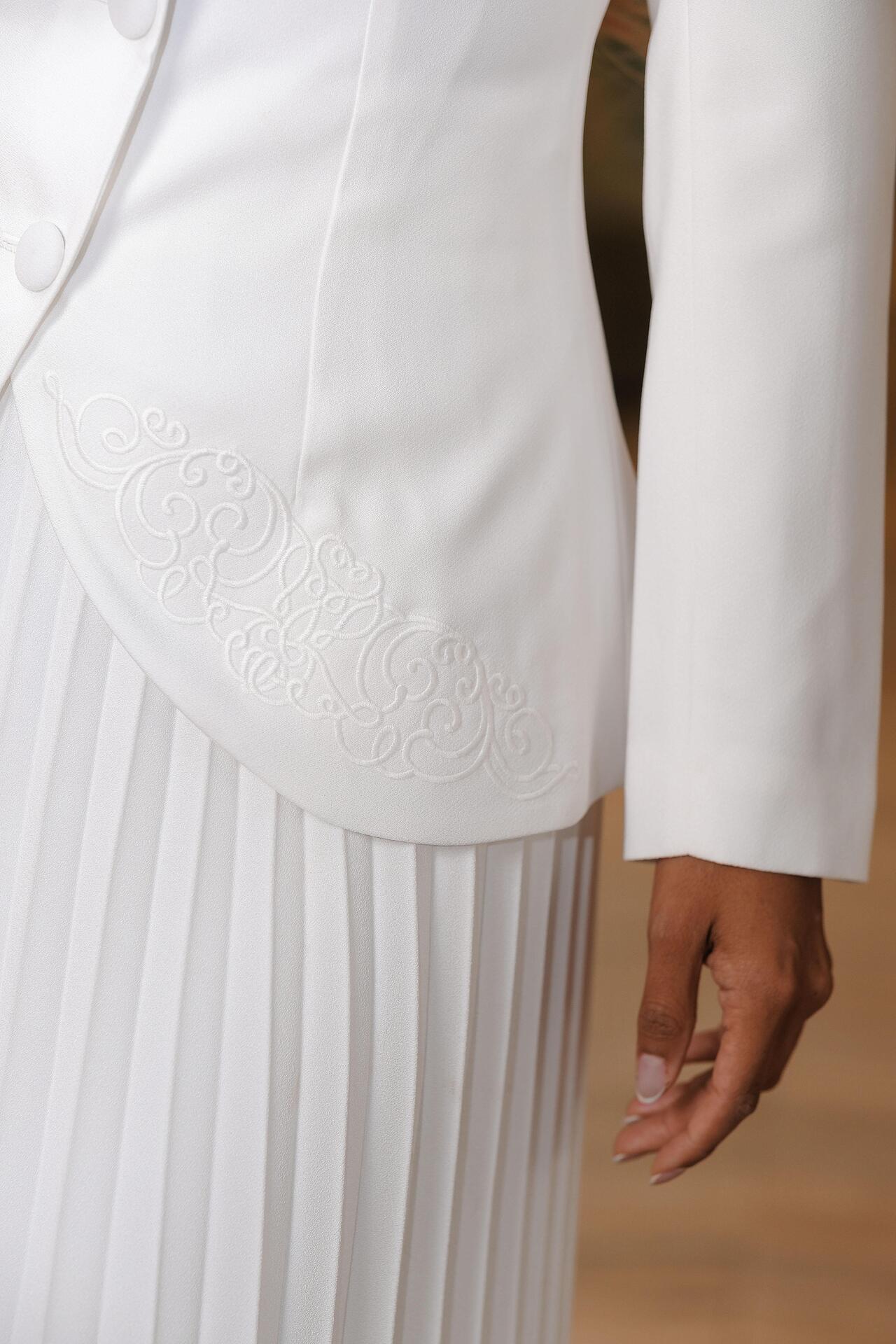 Two-piece suit in white: Regal Harmony