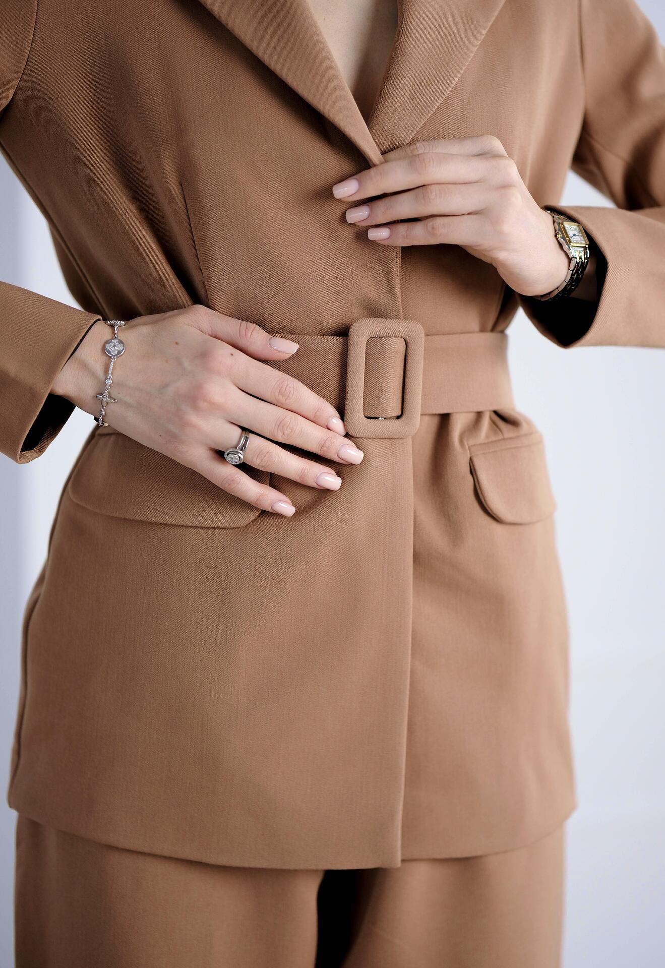 Jacket and pants suit: Latte