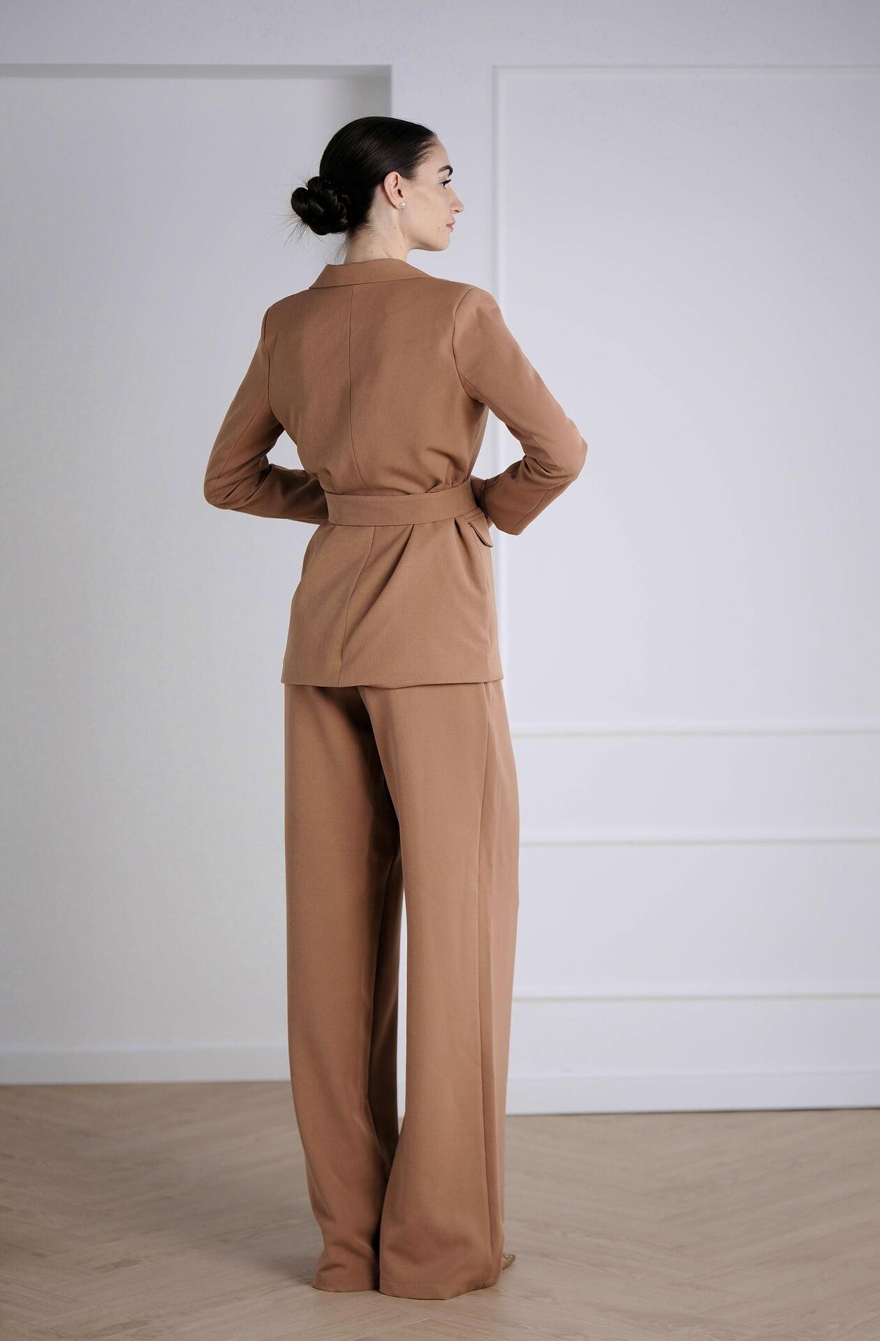 Jacket and pants suit: Latte