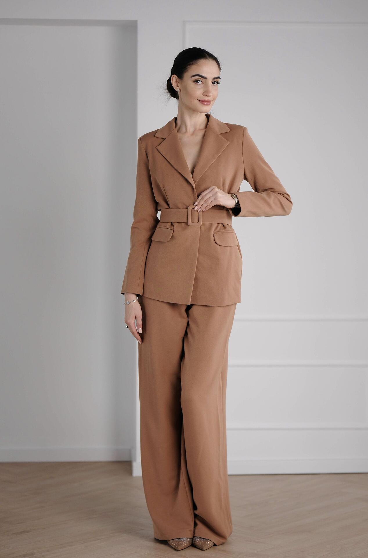 Jacket and pants suit: Latte