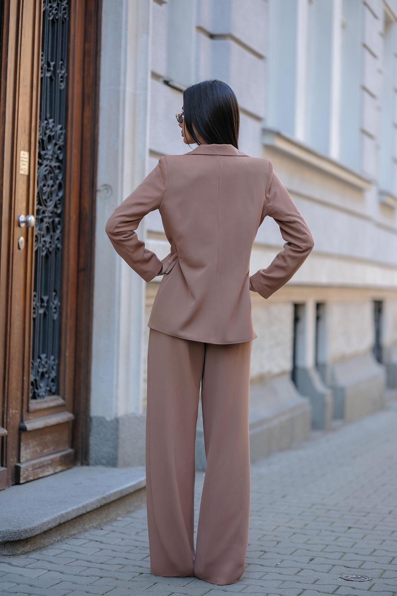 Jacket and pants suit: Latte