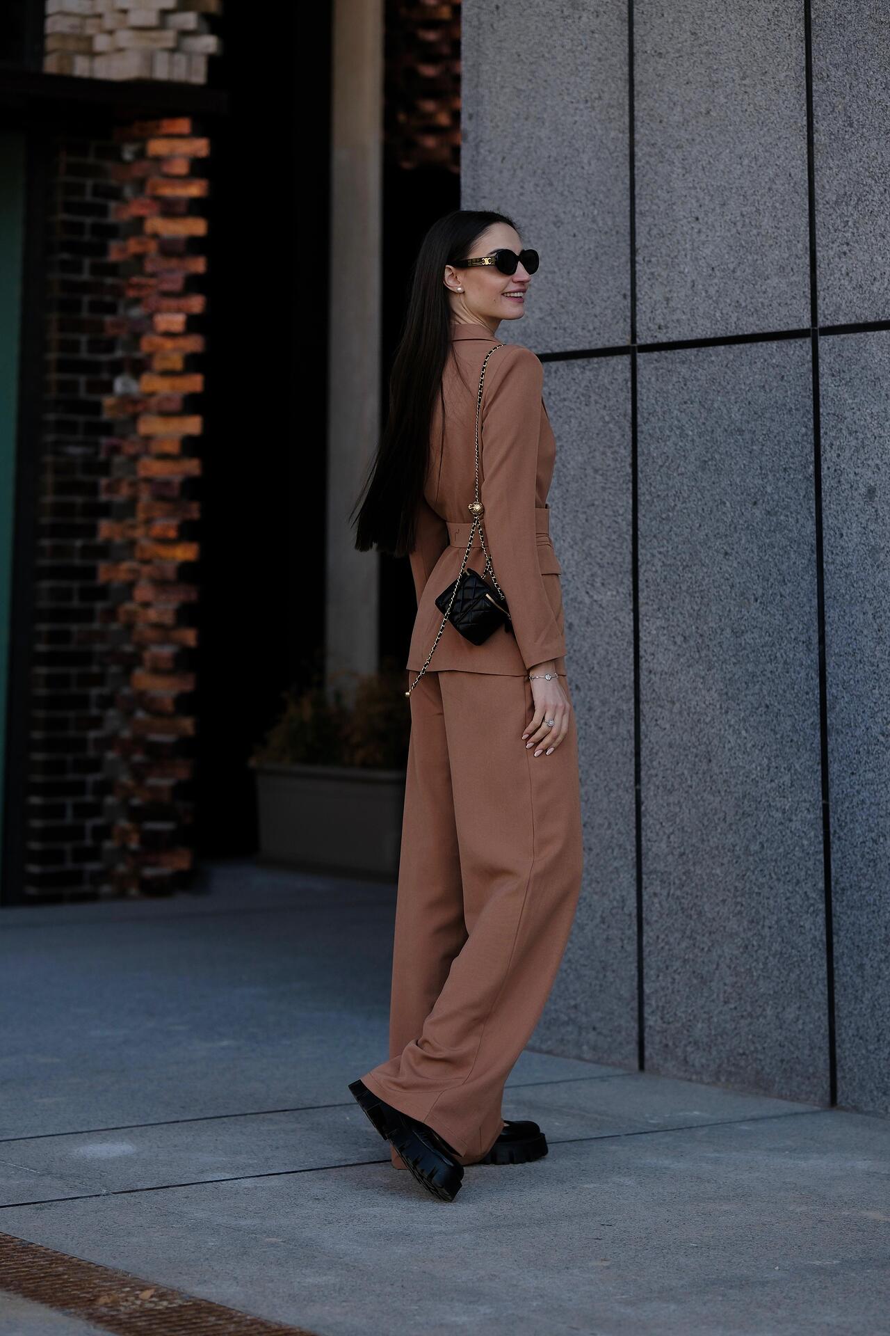 Jacket and pants suit: Latte