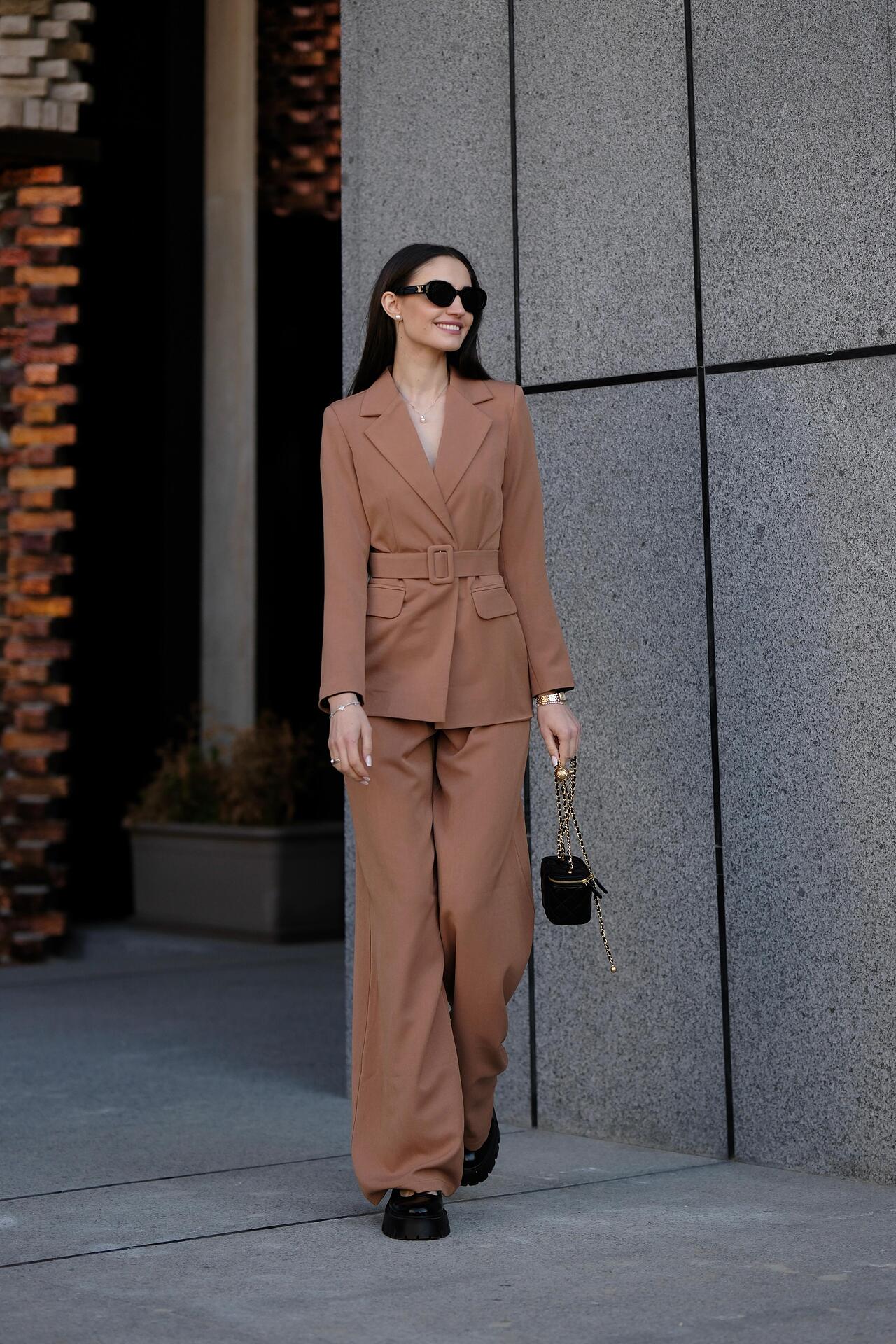 Jacket and pants suit: Latte