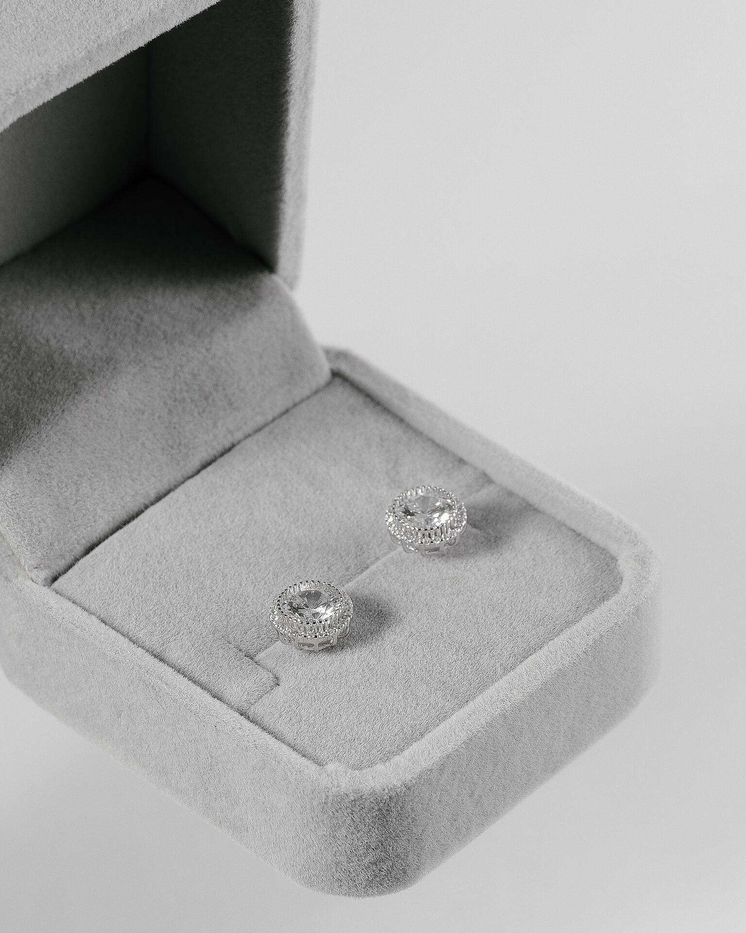 Round silver earrings: L'Amoure