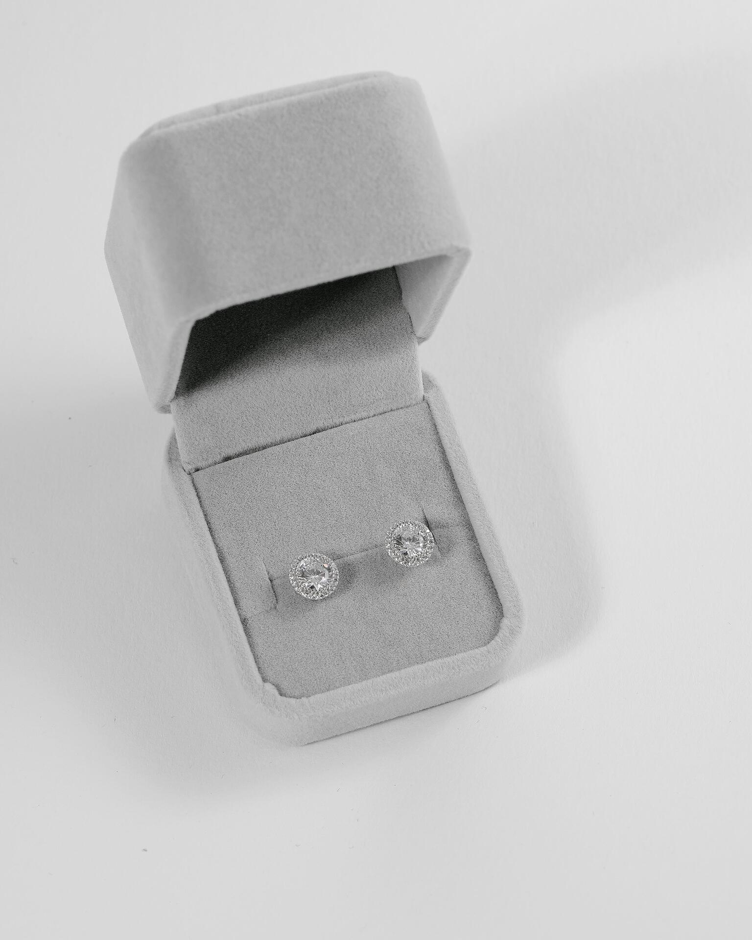 Round silver earrings: L'Amoure