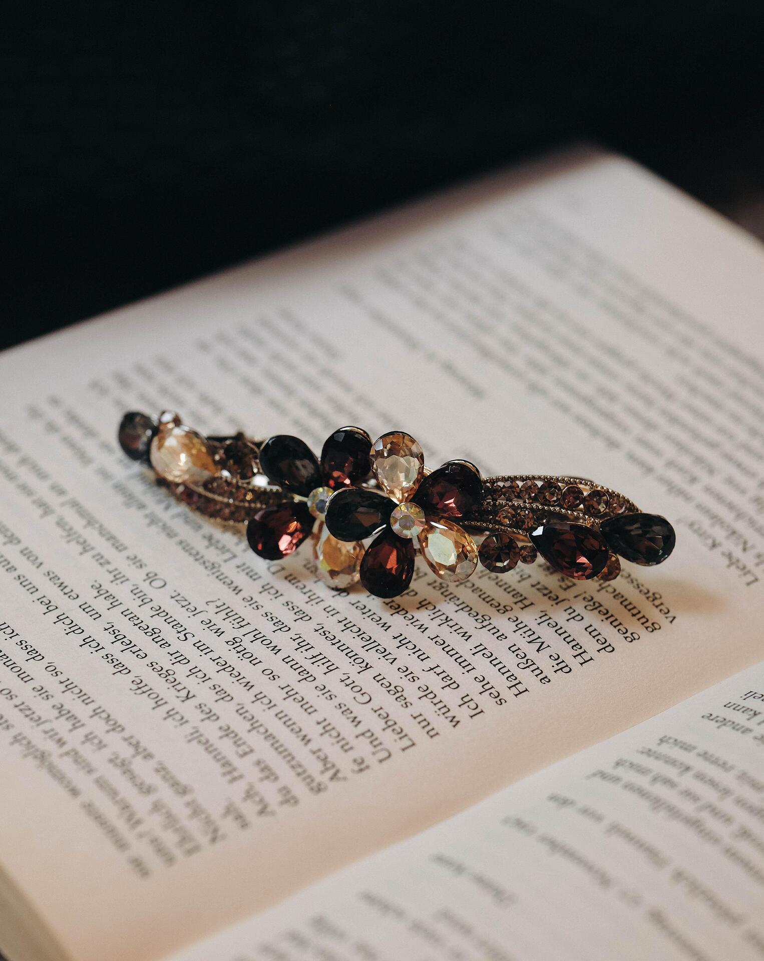 Metal hairpin with flowers