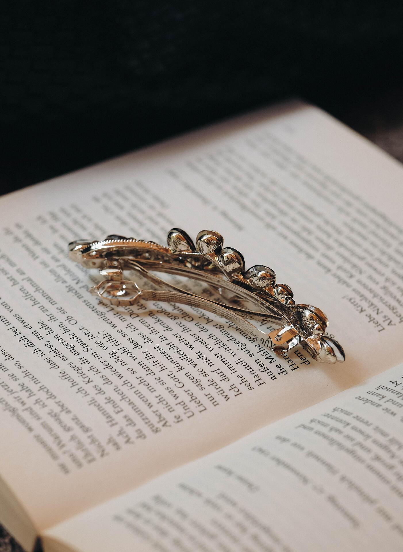 Metal hairpin with flowers