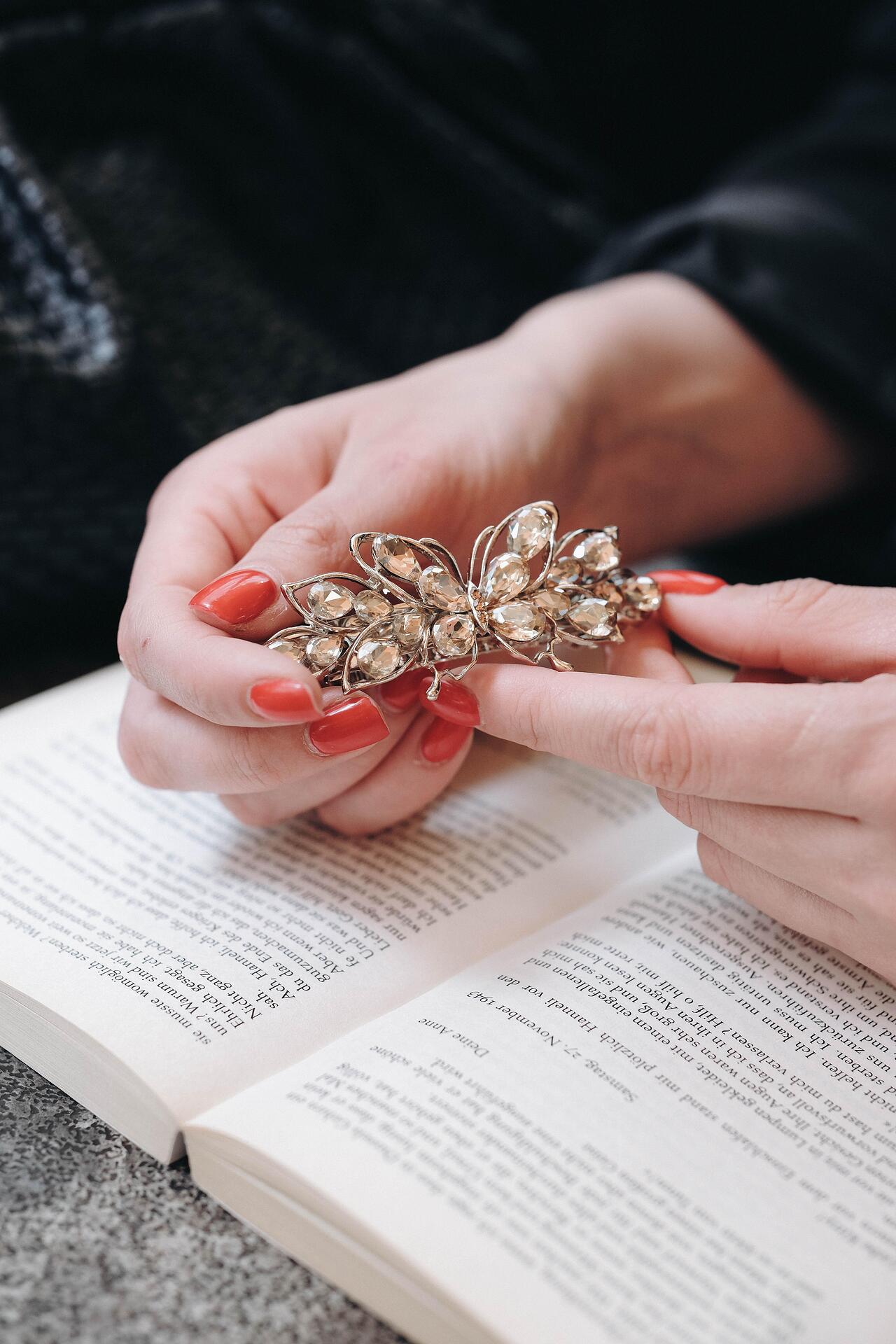 Metal hairpin with butterfly 