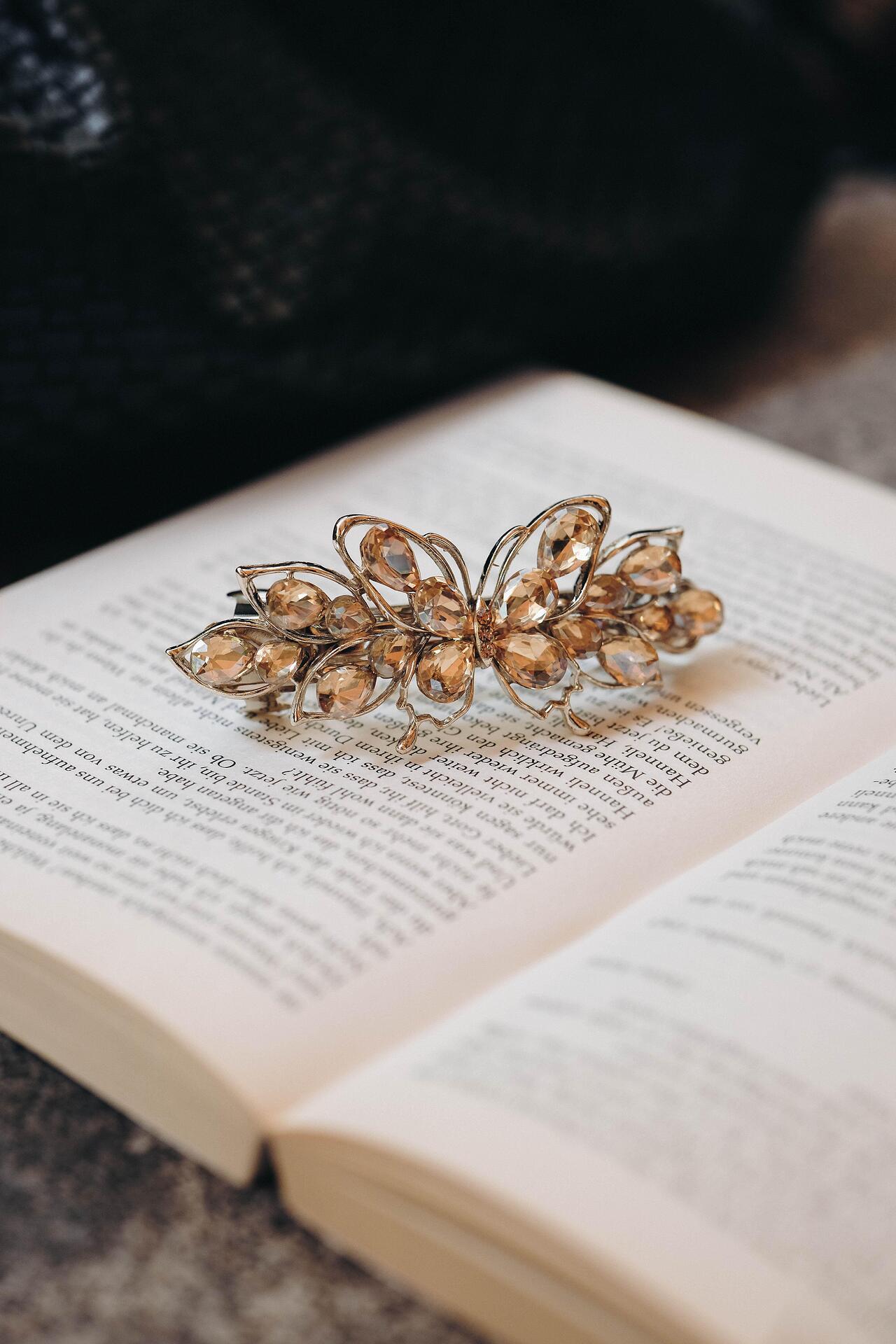 Metal hairpin with butterfly 