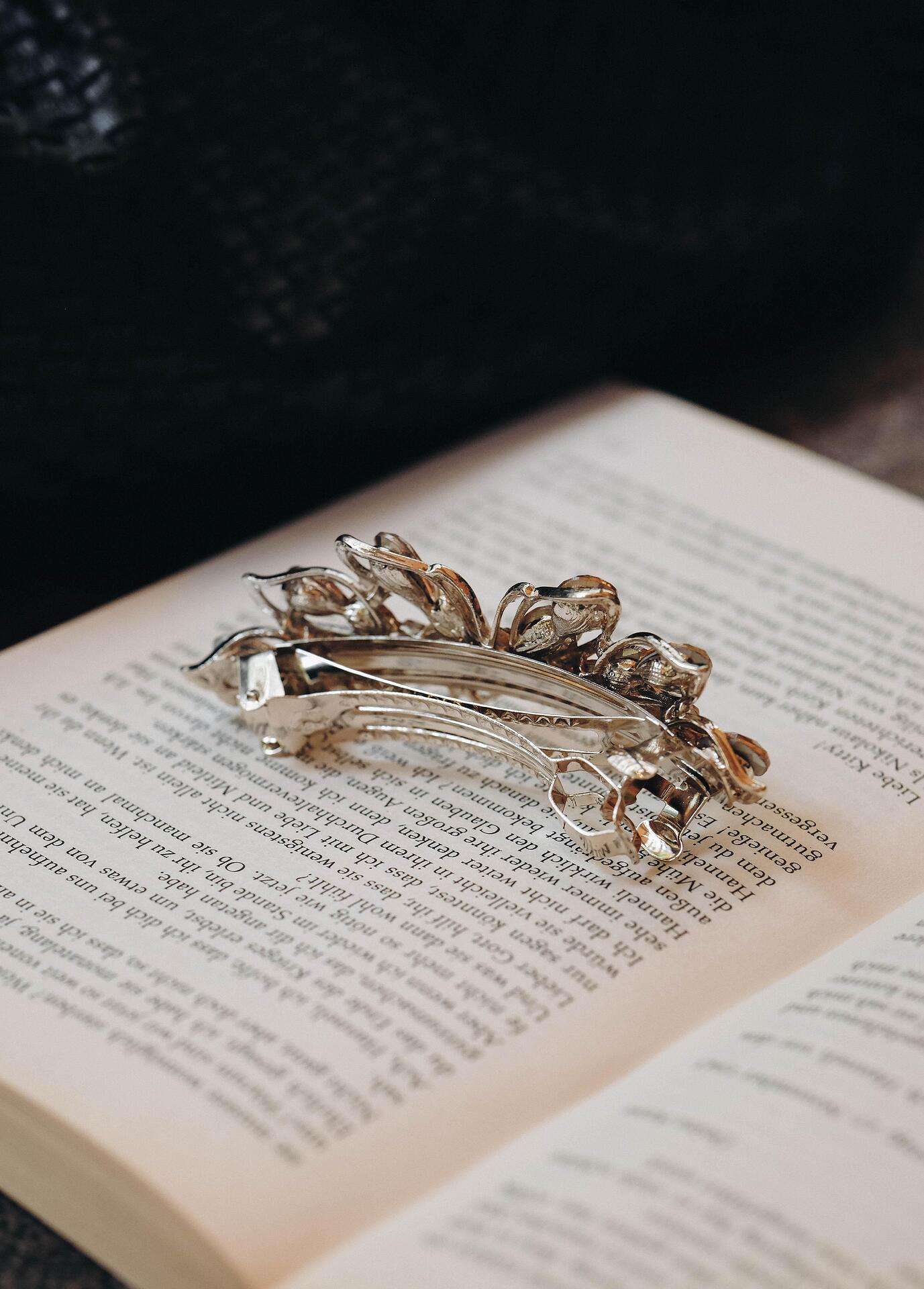 Metal hairpin with butterfly 