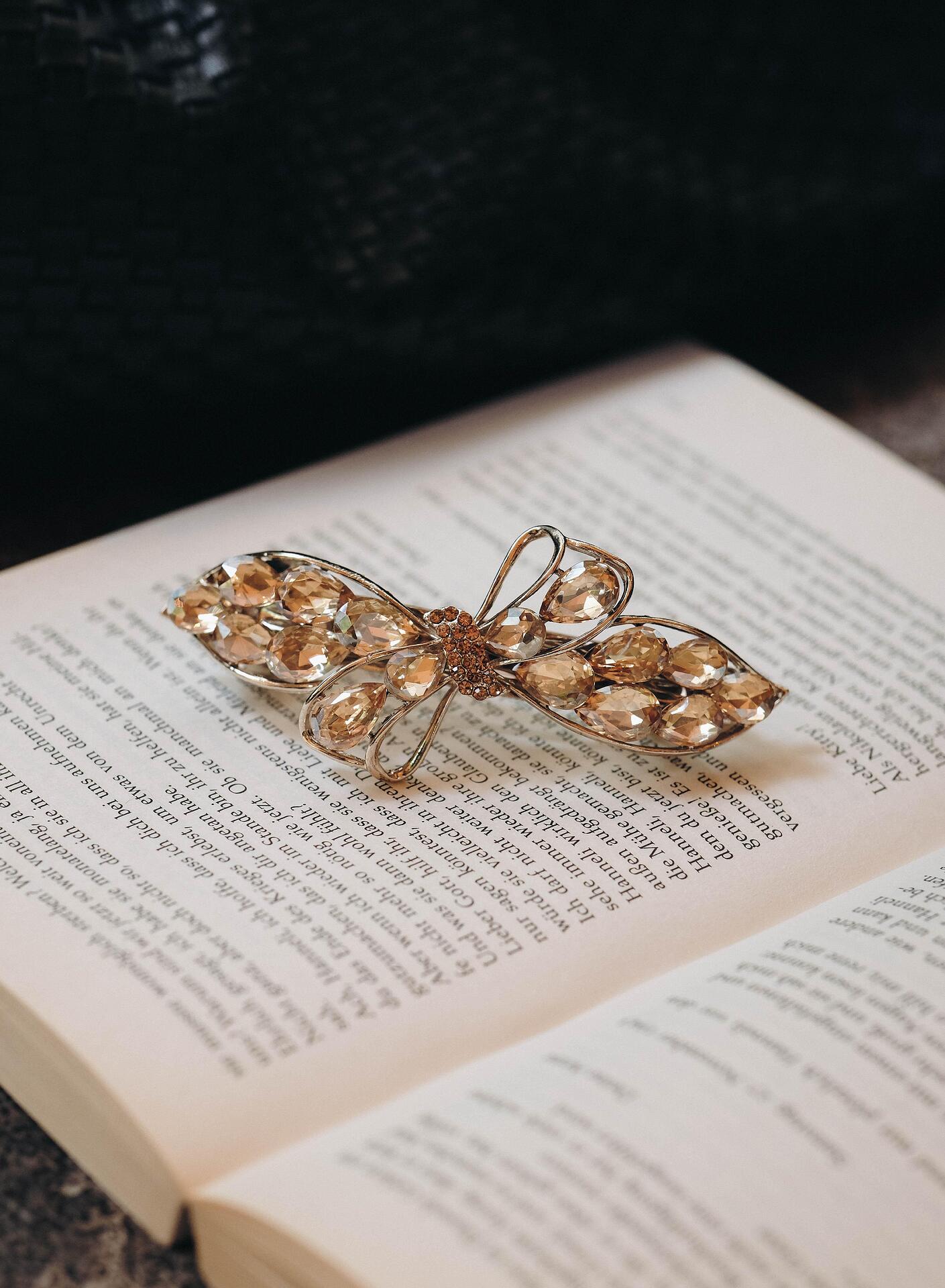 Metal hair clip with crystals 