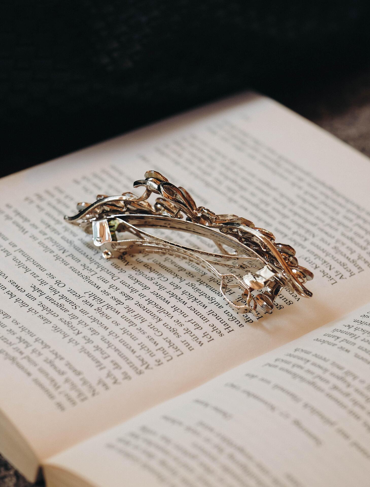 Metal hair clip with crystals 