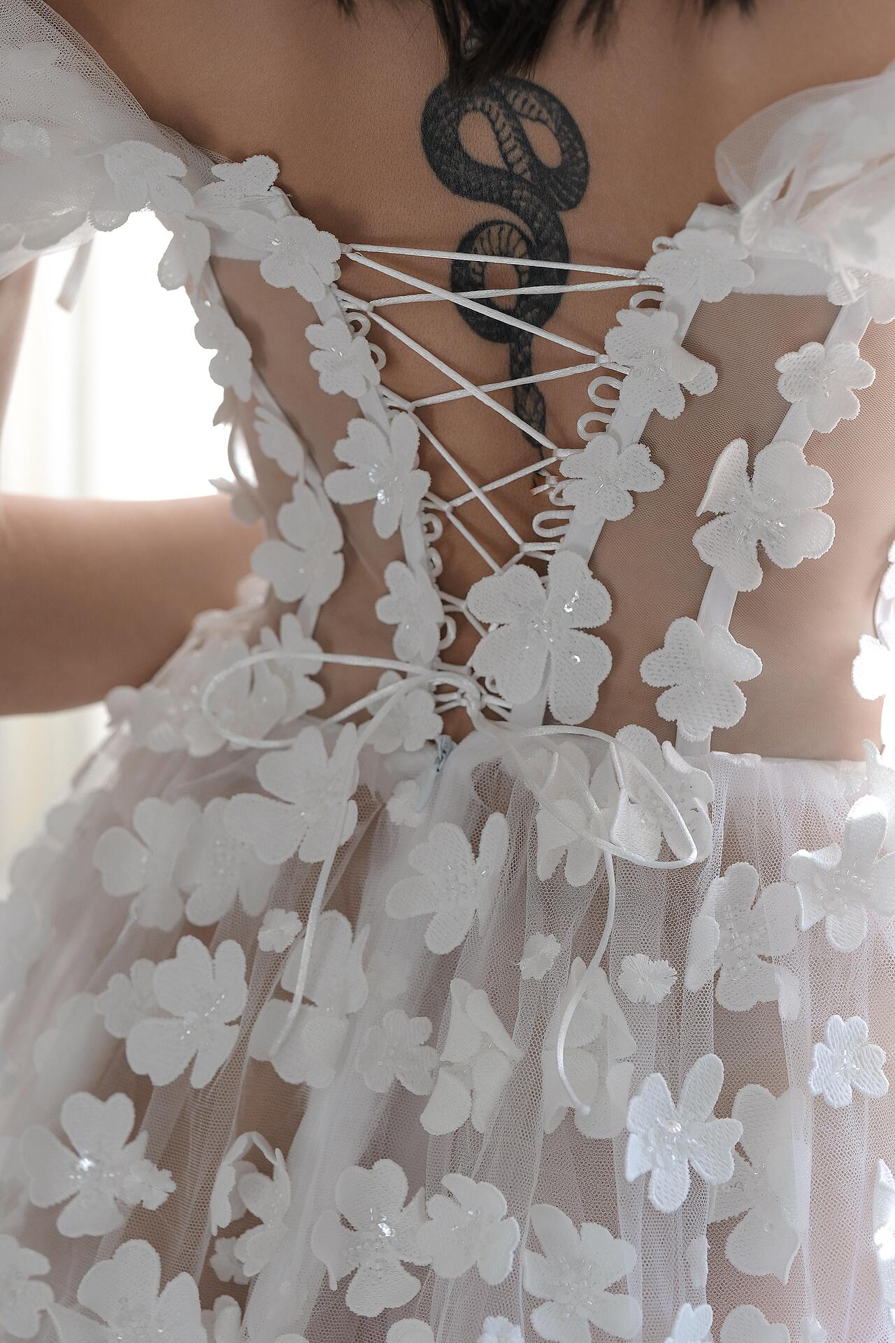Mini corset dress with sleeves and 3D floral motifs: Floral Fantasy