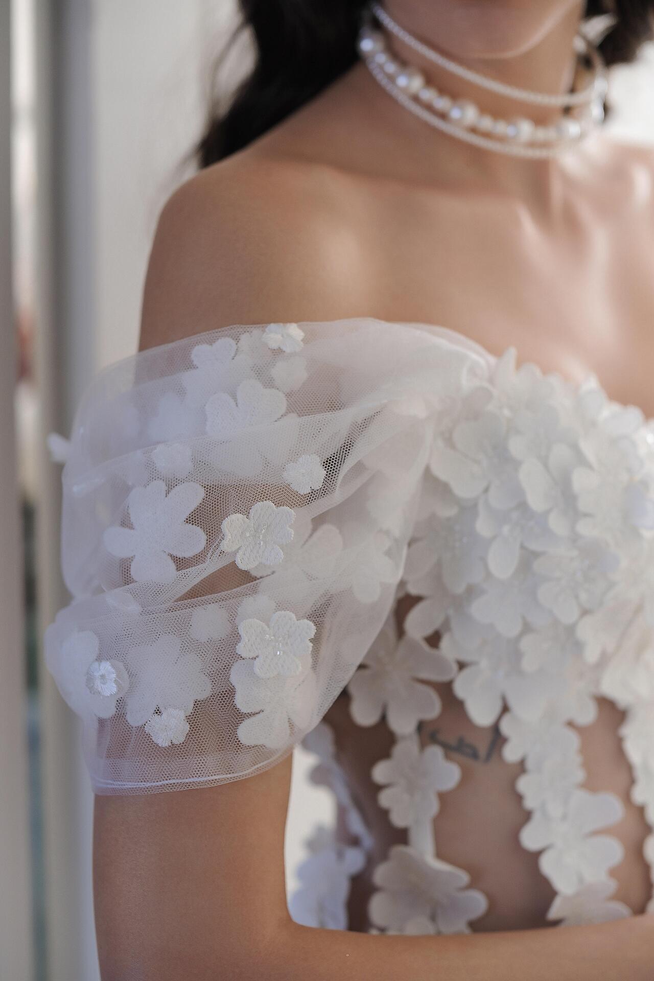 Mini corset dress with sleeves and 3D floral motifs: Floral Fantasy