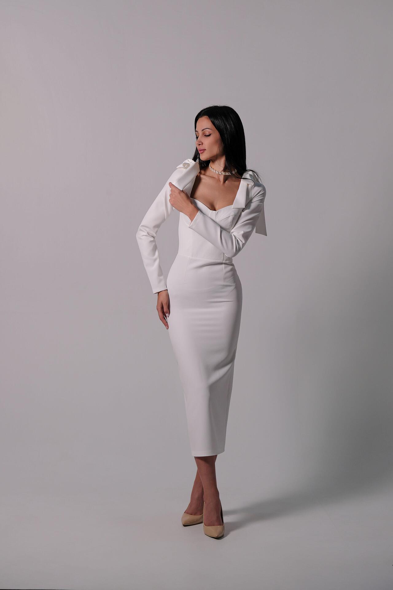 Minimalist white dress: Makadamia