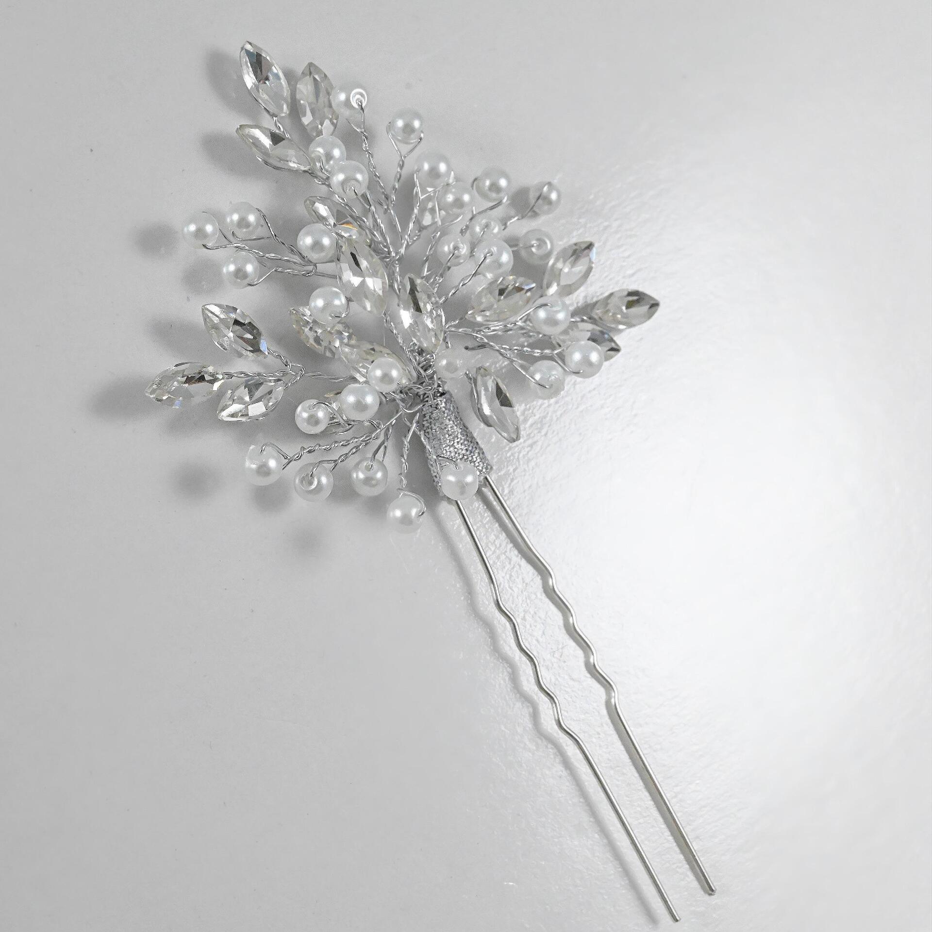 Delicate accessory with pearls and crystals