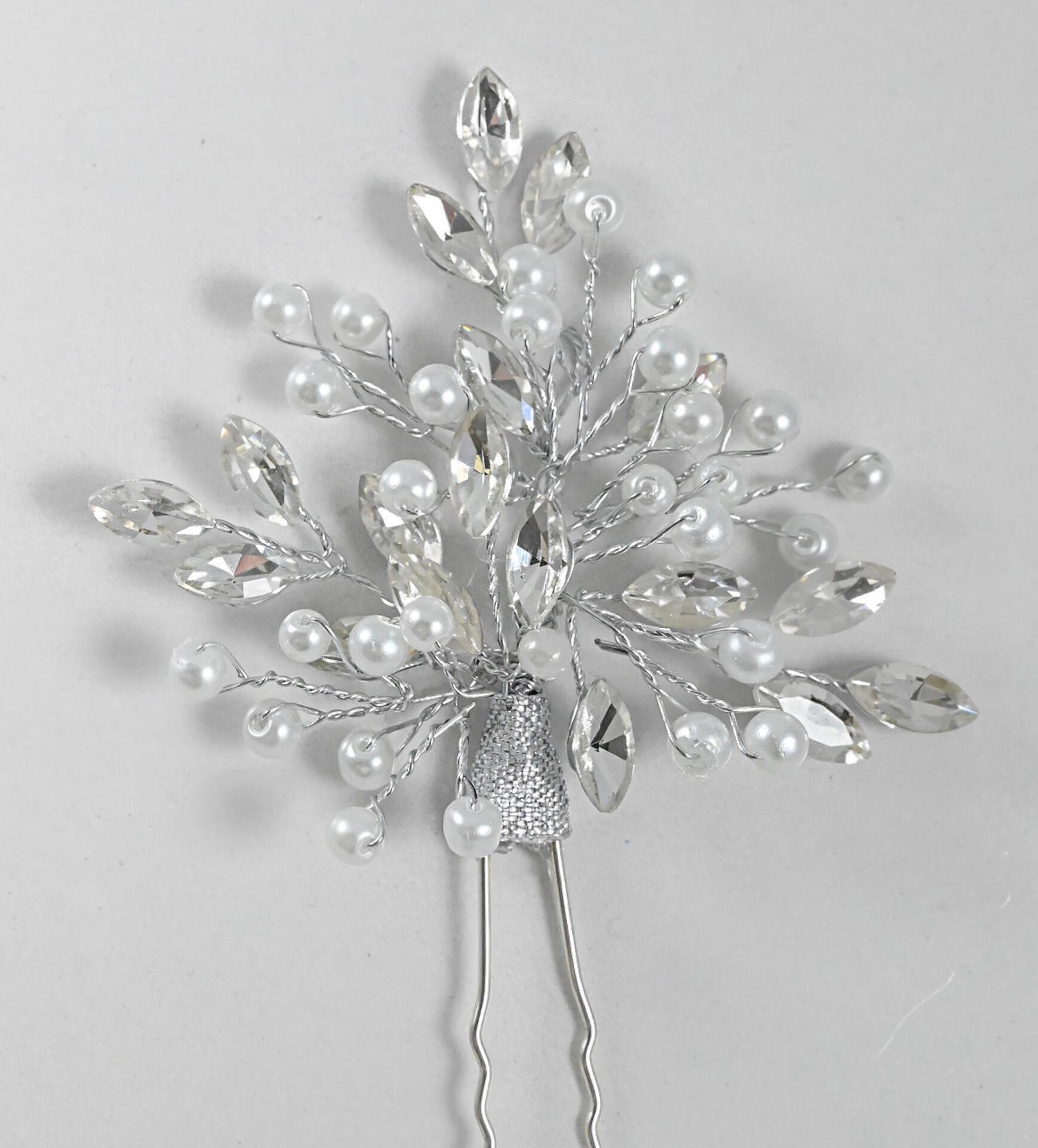 Delicate accessory with pearls and crystals