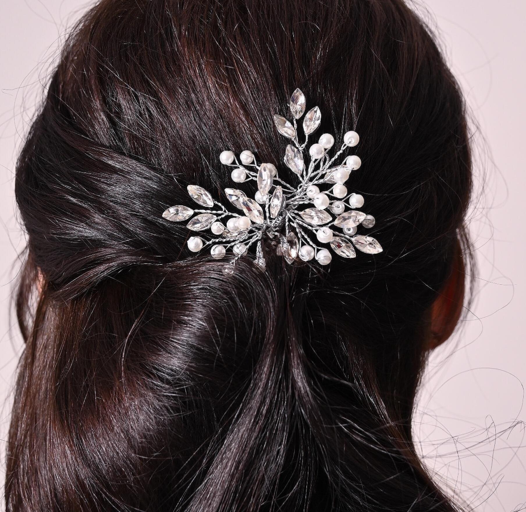 Delicate accessory with pearls and crystals